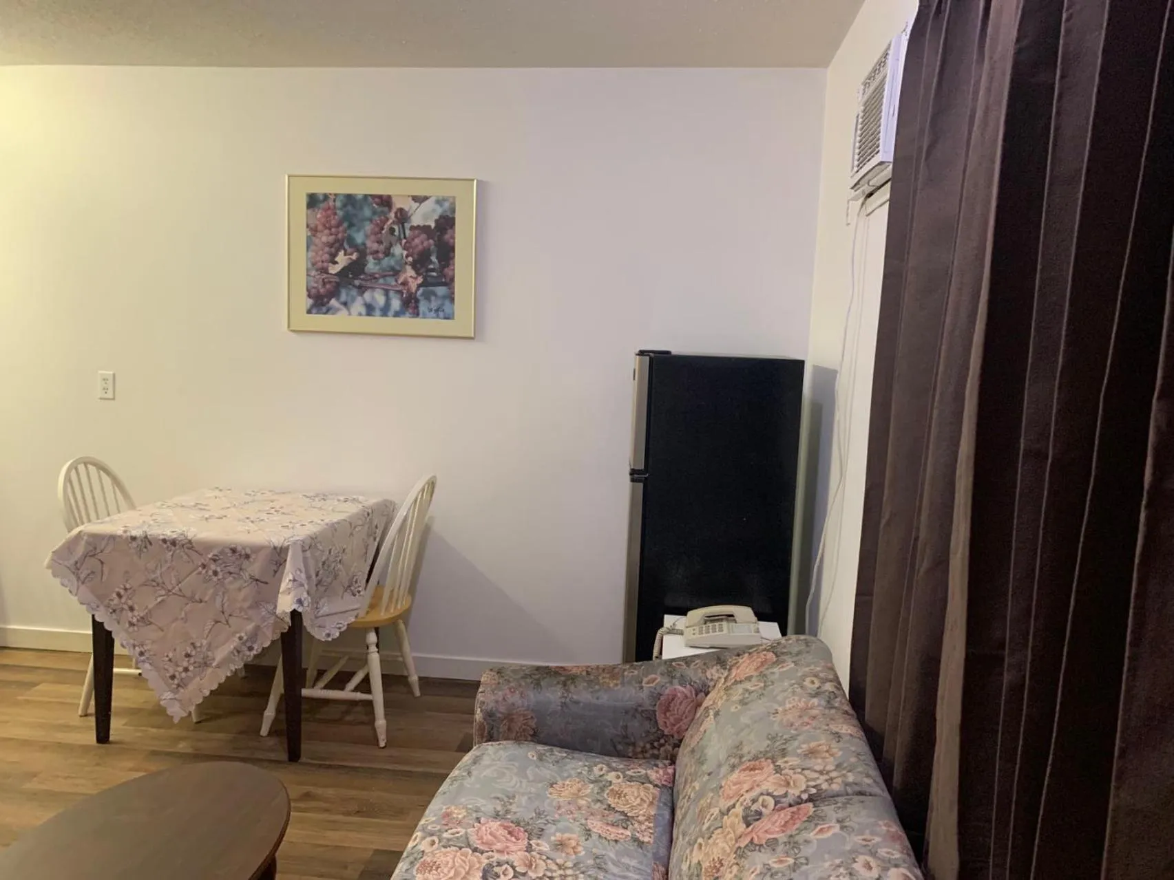 Living room in Swiss Sunset Inn