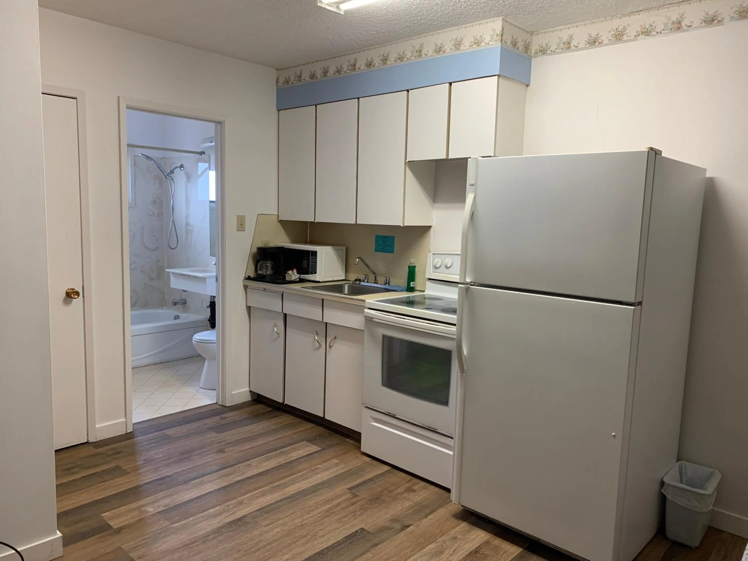 Kitchen or kitchenette in Swiss Sunset Inn