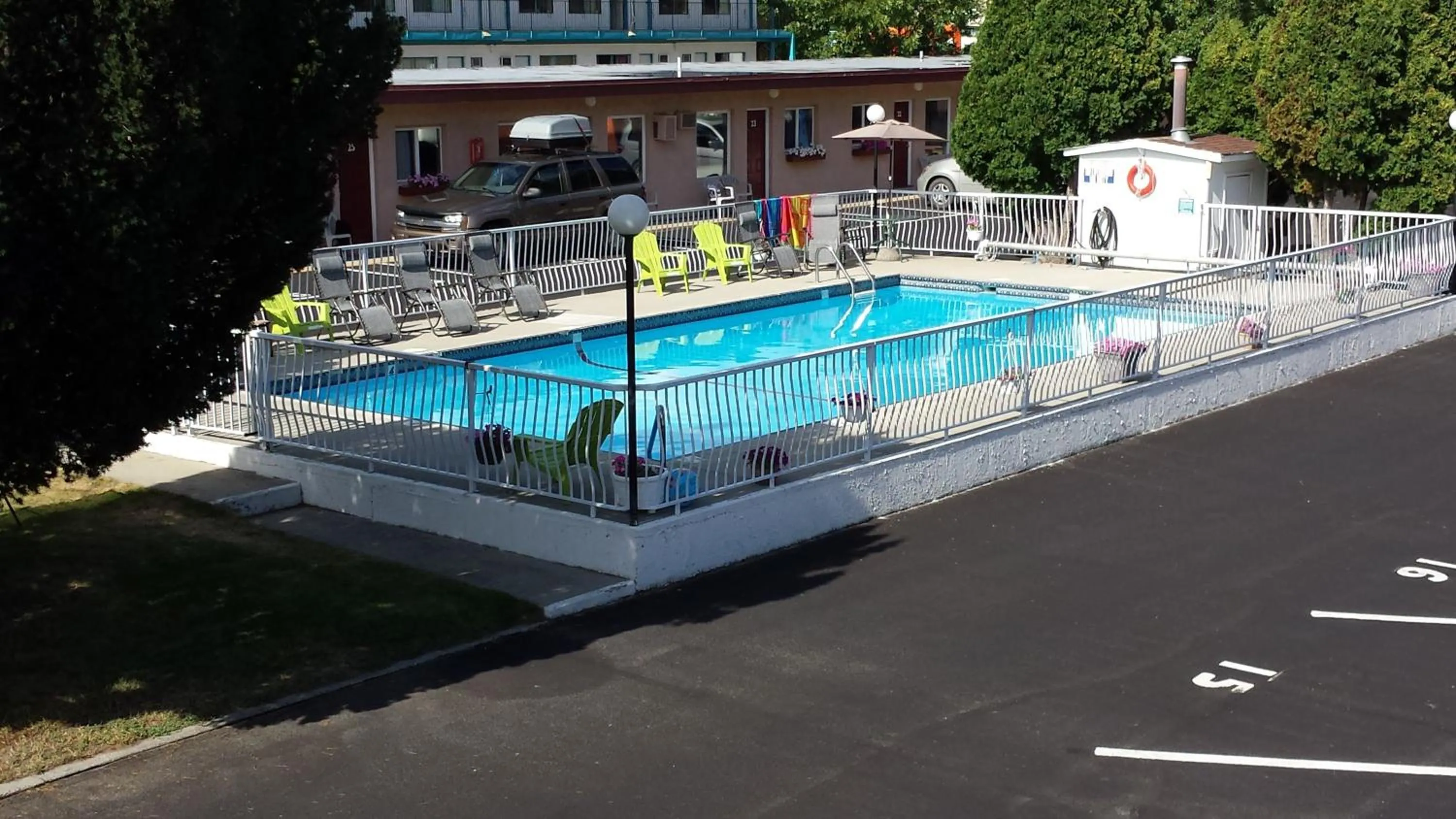 Swimming pool in Swiss Sunset Inn