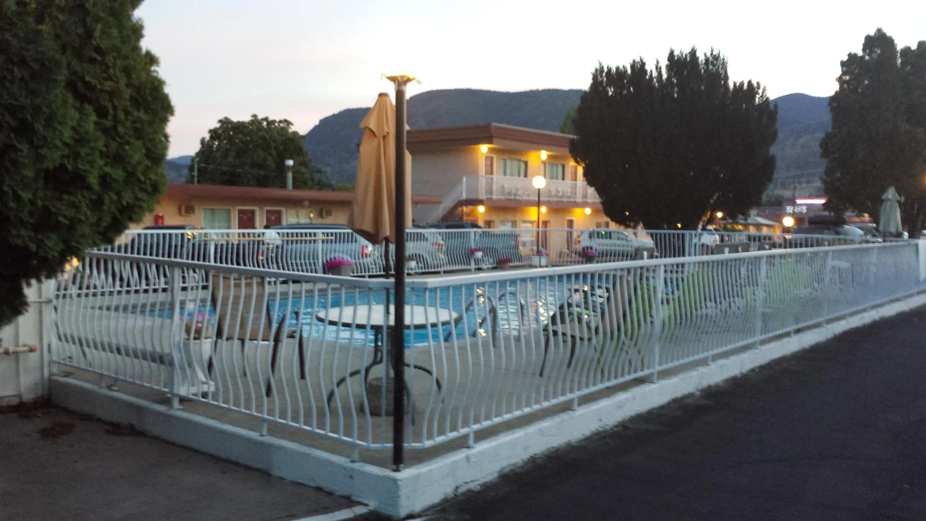 Swimming pool in Swiss Sunset Inn