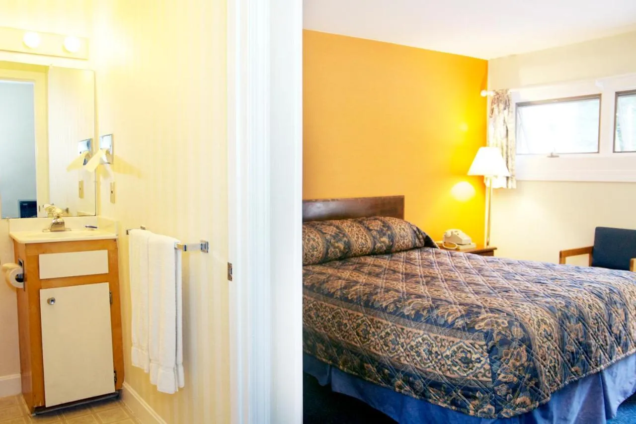 Bed in Sunset Motor Inn