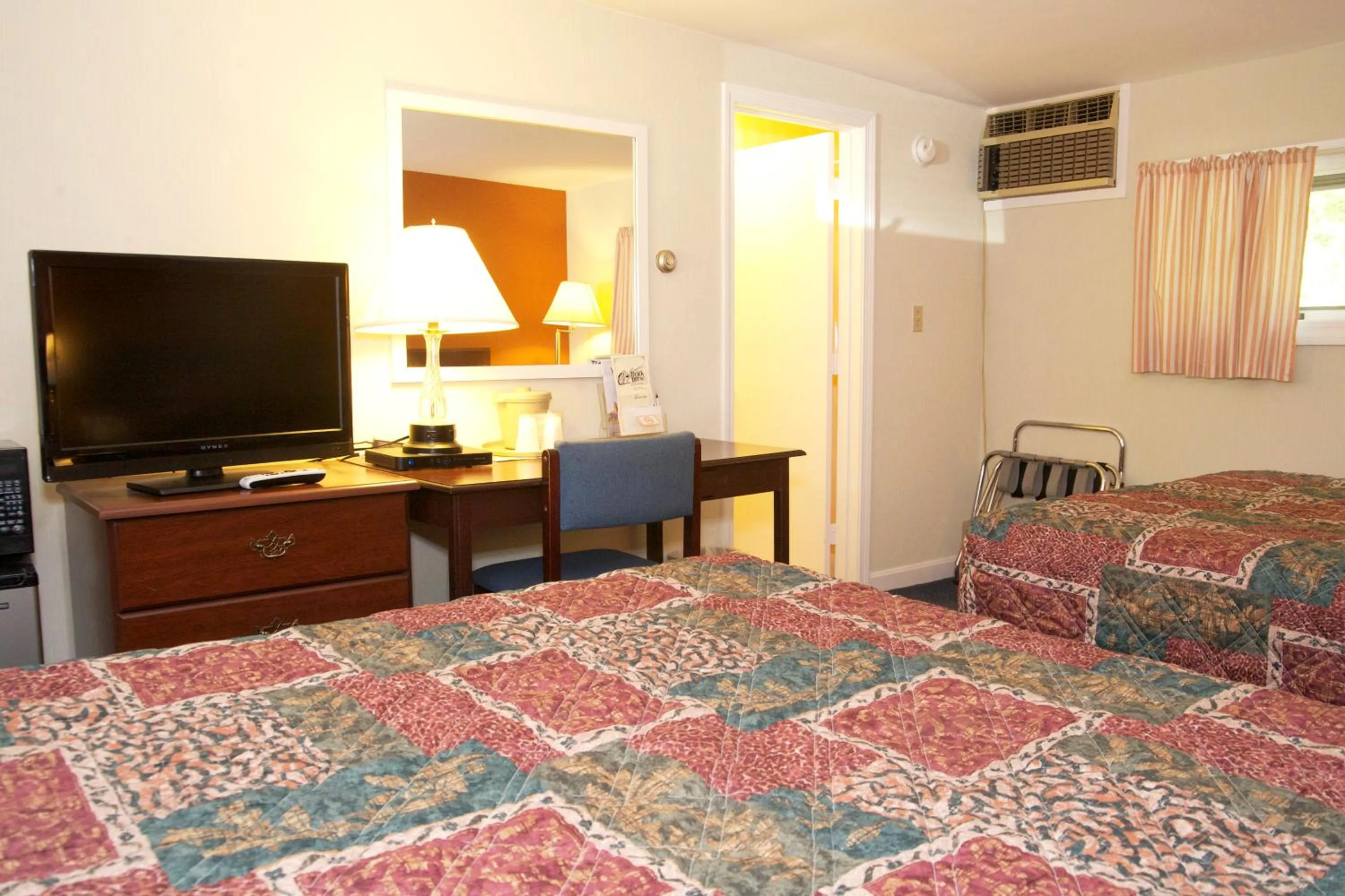 Bed in Sunset Motor Inn