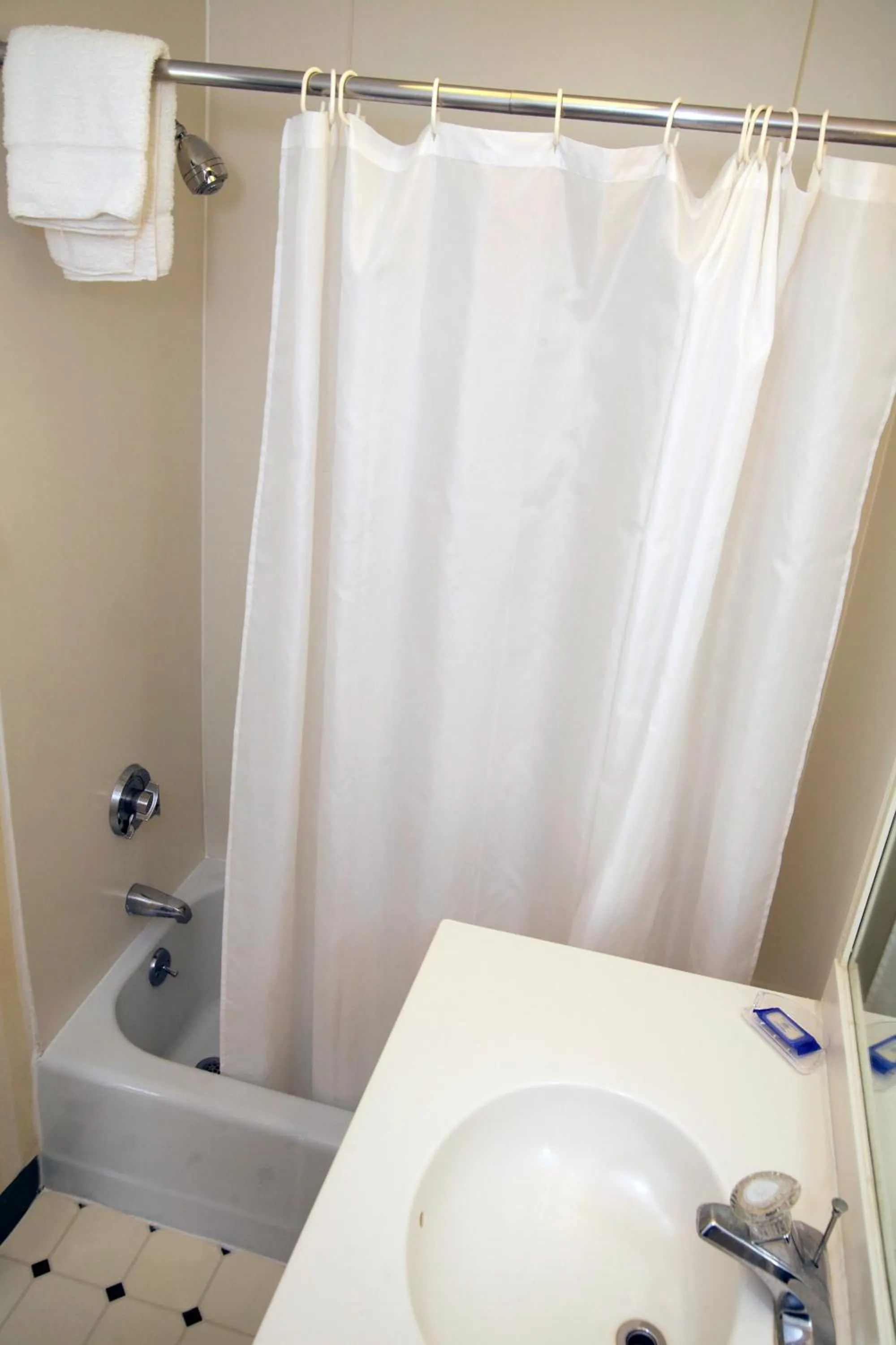 Bathroom in Sunset Motor Inn