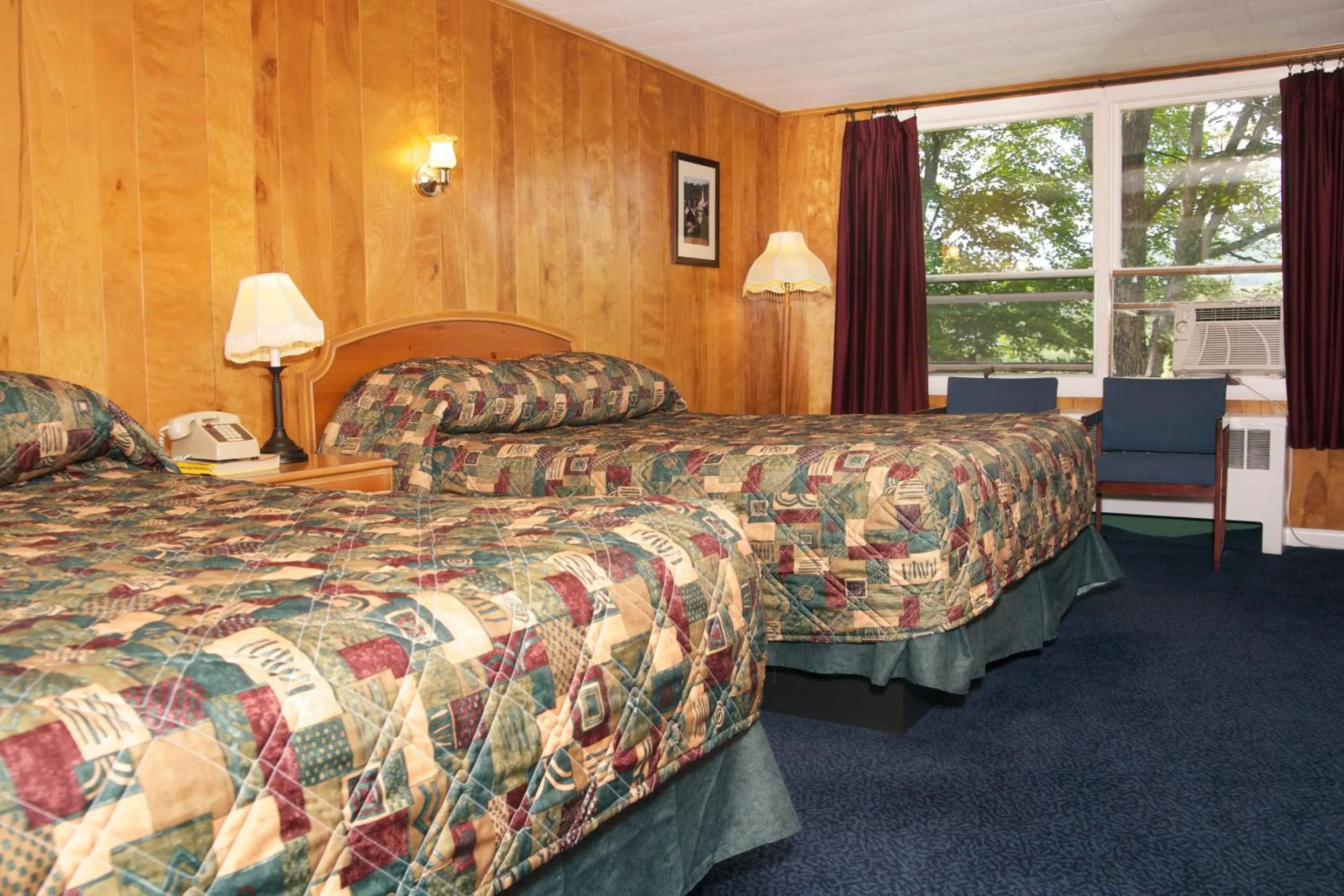 Bed in Sunset Motor Inn