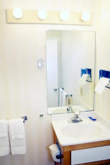 Bathroom in Sunset Motor Inn