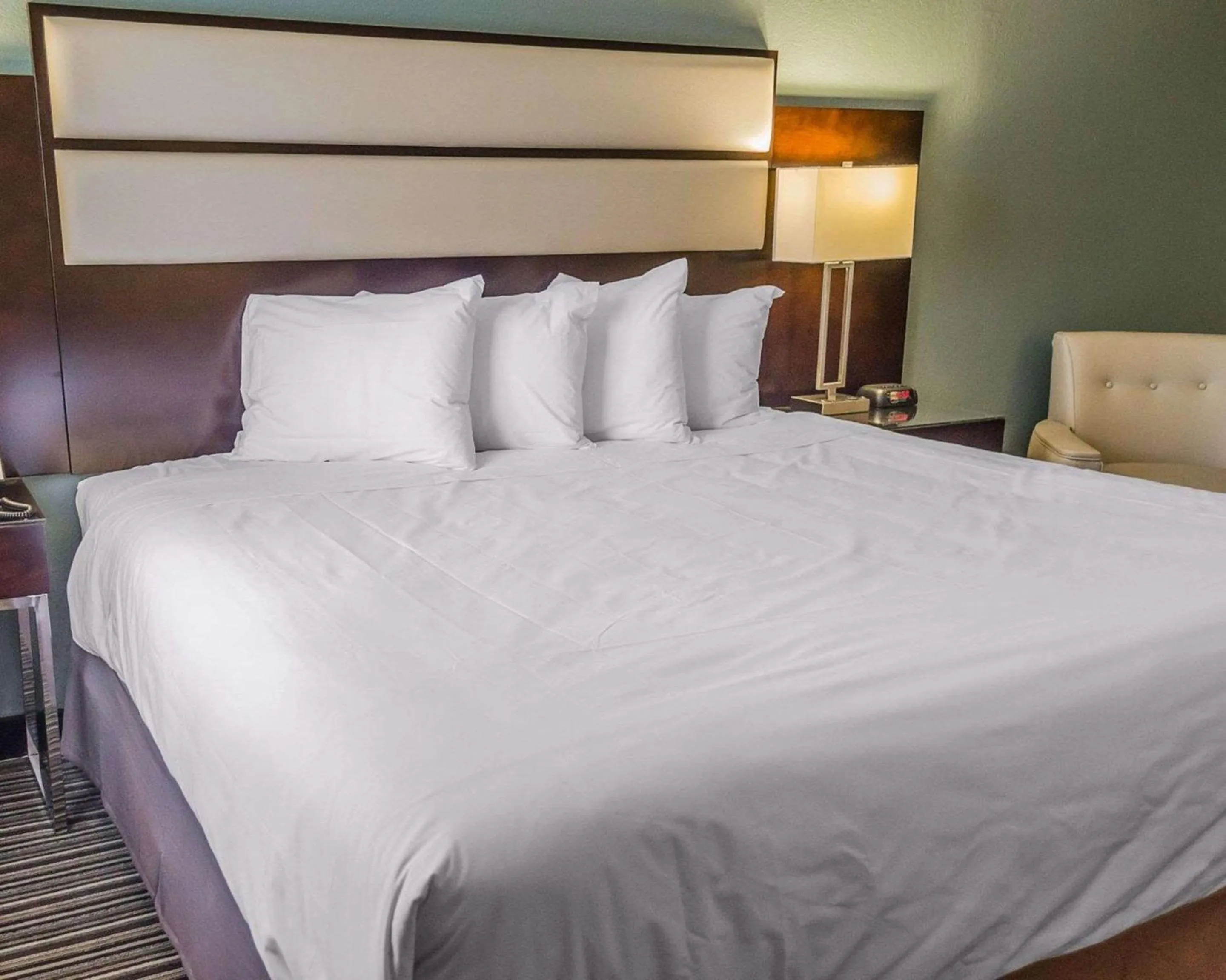 Bedroom, Bed in Quality Inn Streetsboro - Kent