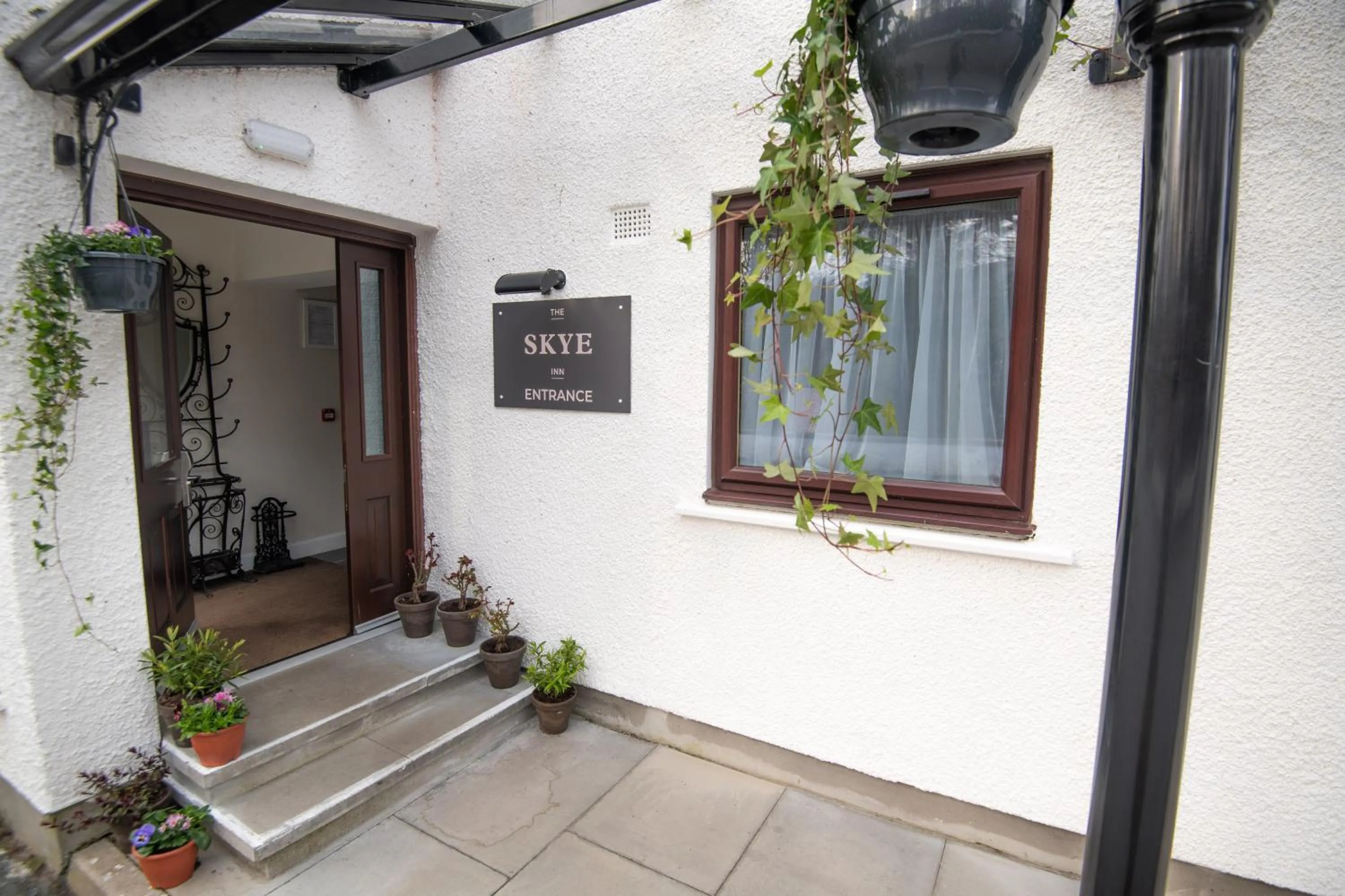Facade/entrance in The Skye Inn