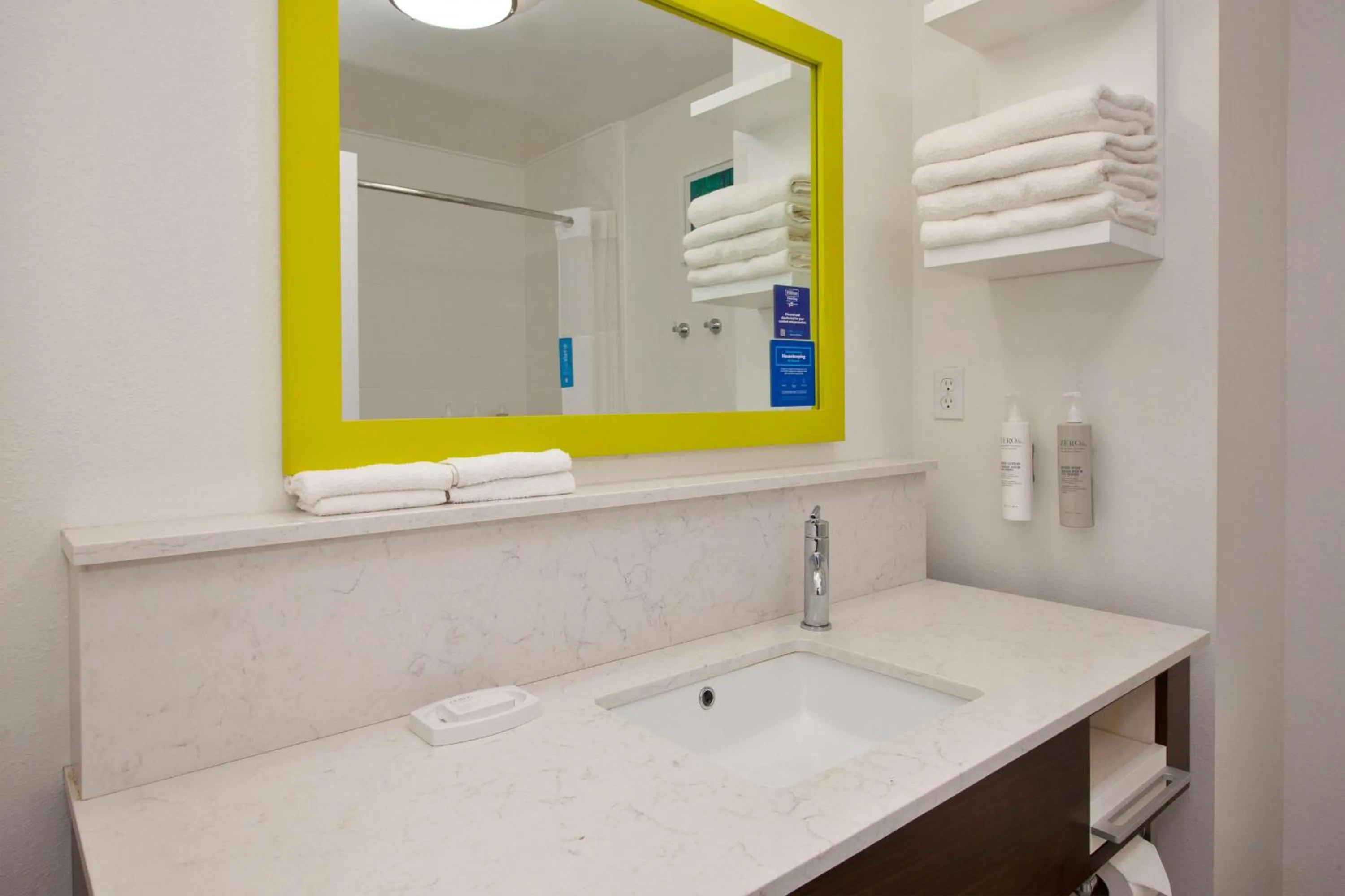 Bathroom in Hampton Inn Clarion