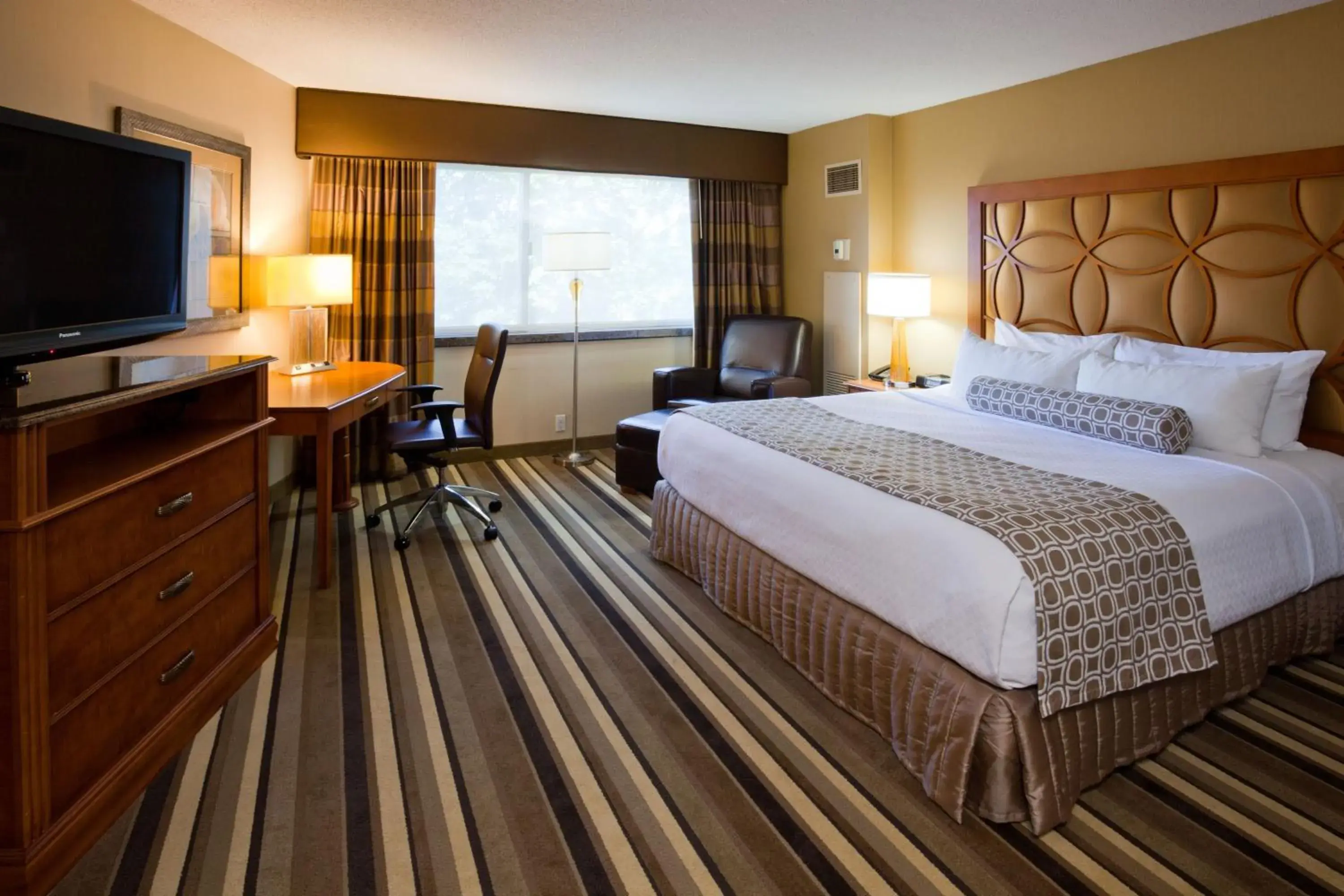 Premium King Room in Crowne Plaza Minneapolis West by IHG Premium King Room in Crowne Plaza Minneapolis West by IHG