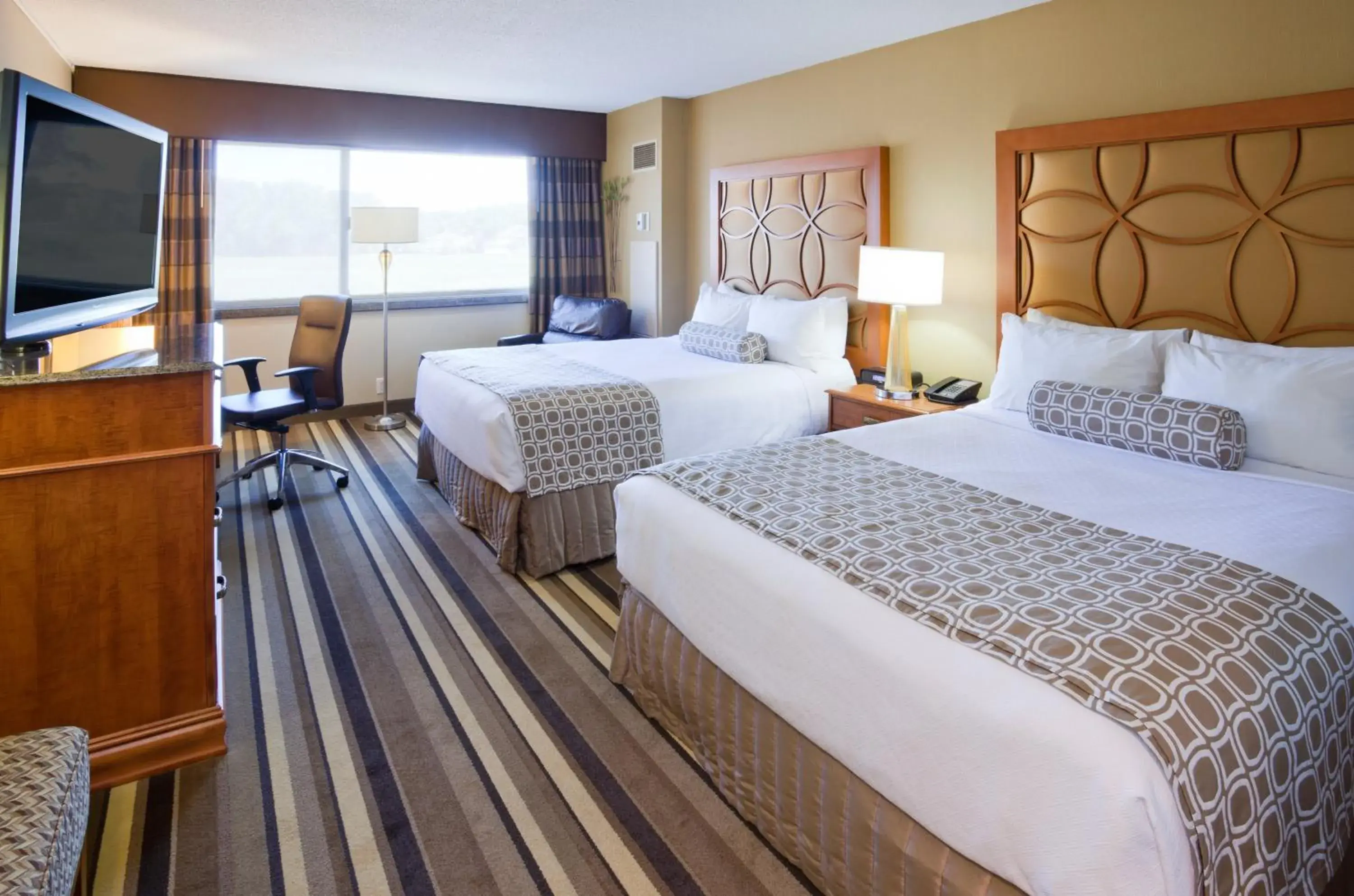 Premium Queen Room with Two Queen Beds in Crowne Plaza Minneapolis West by IHG Premium Queen Room with Two Queen Beds in Crowne Plaza Minneapolis West by IHG