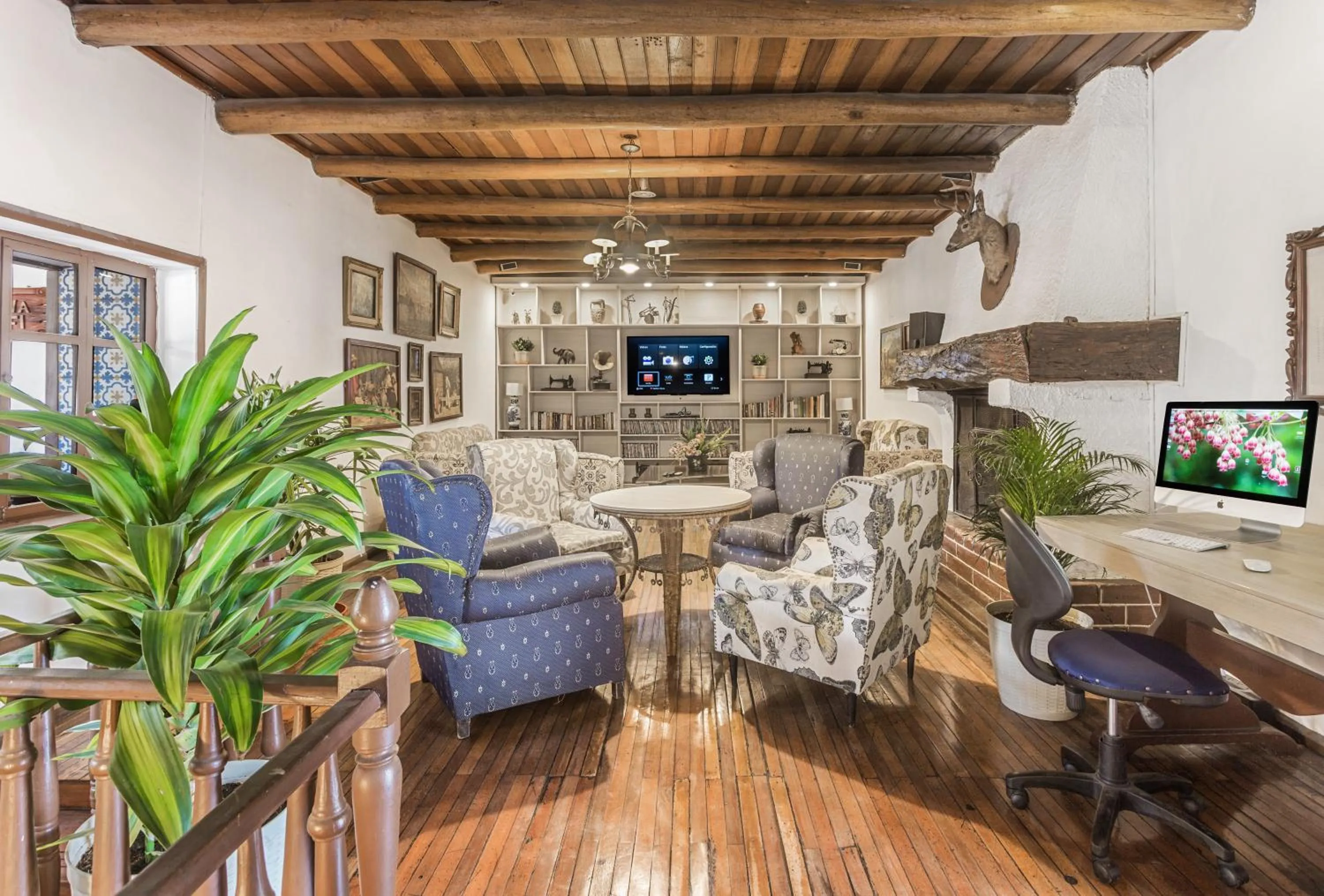 Communal lounge/ TV room in Hacienda Hosteria Chorlavi