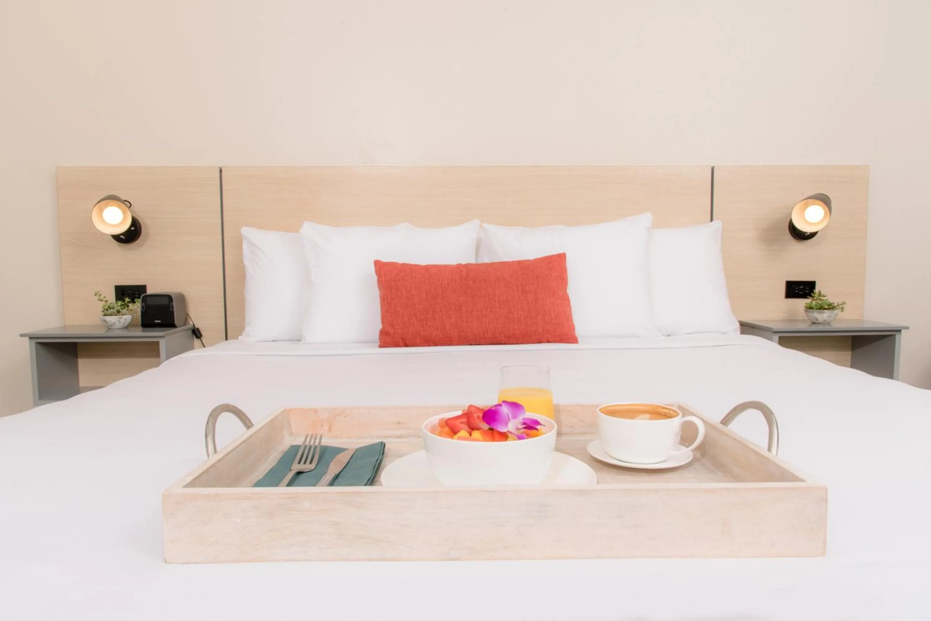 Deluxe King Room, Pool and Partial Ocean View in Verdanza Hotel