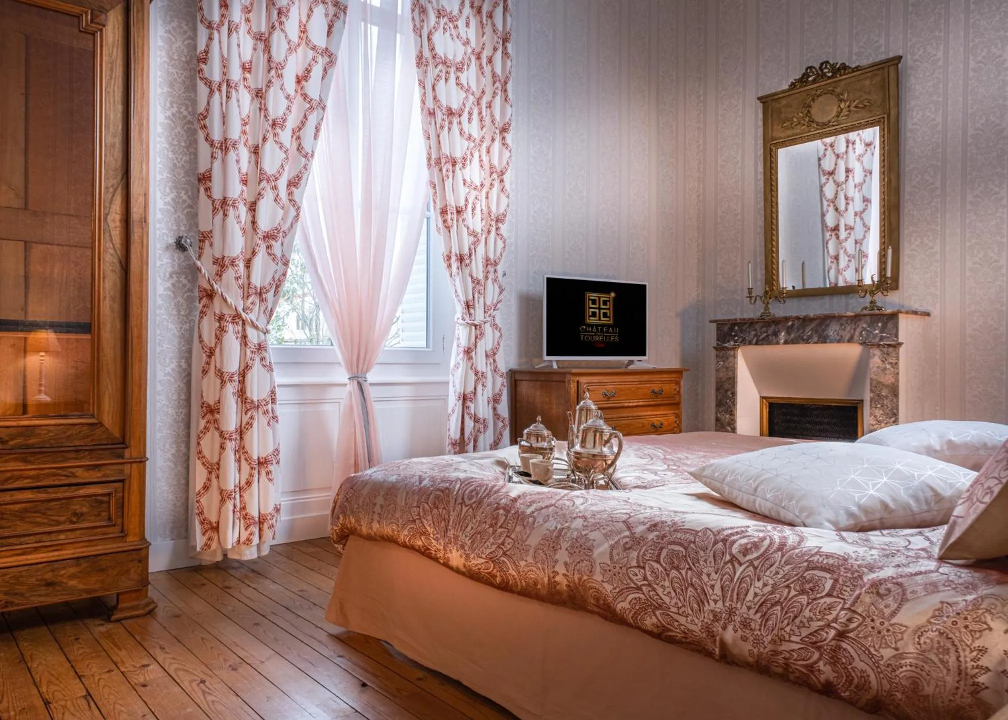 Photo of the whole room, Bed in Le Château des Tourelles en Vendée