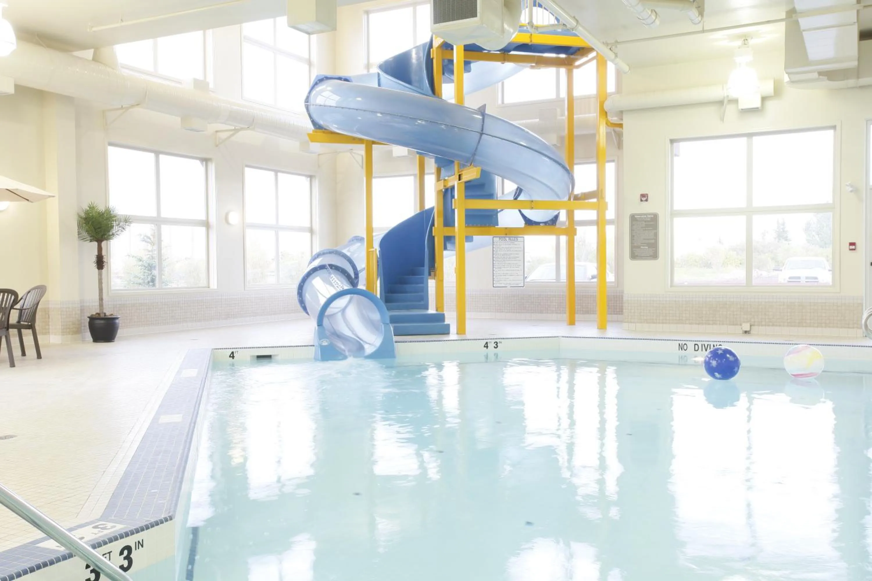 Swimming pool in Vegreville Suites