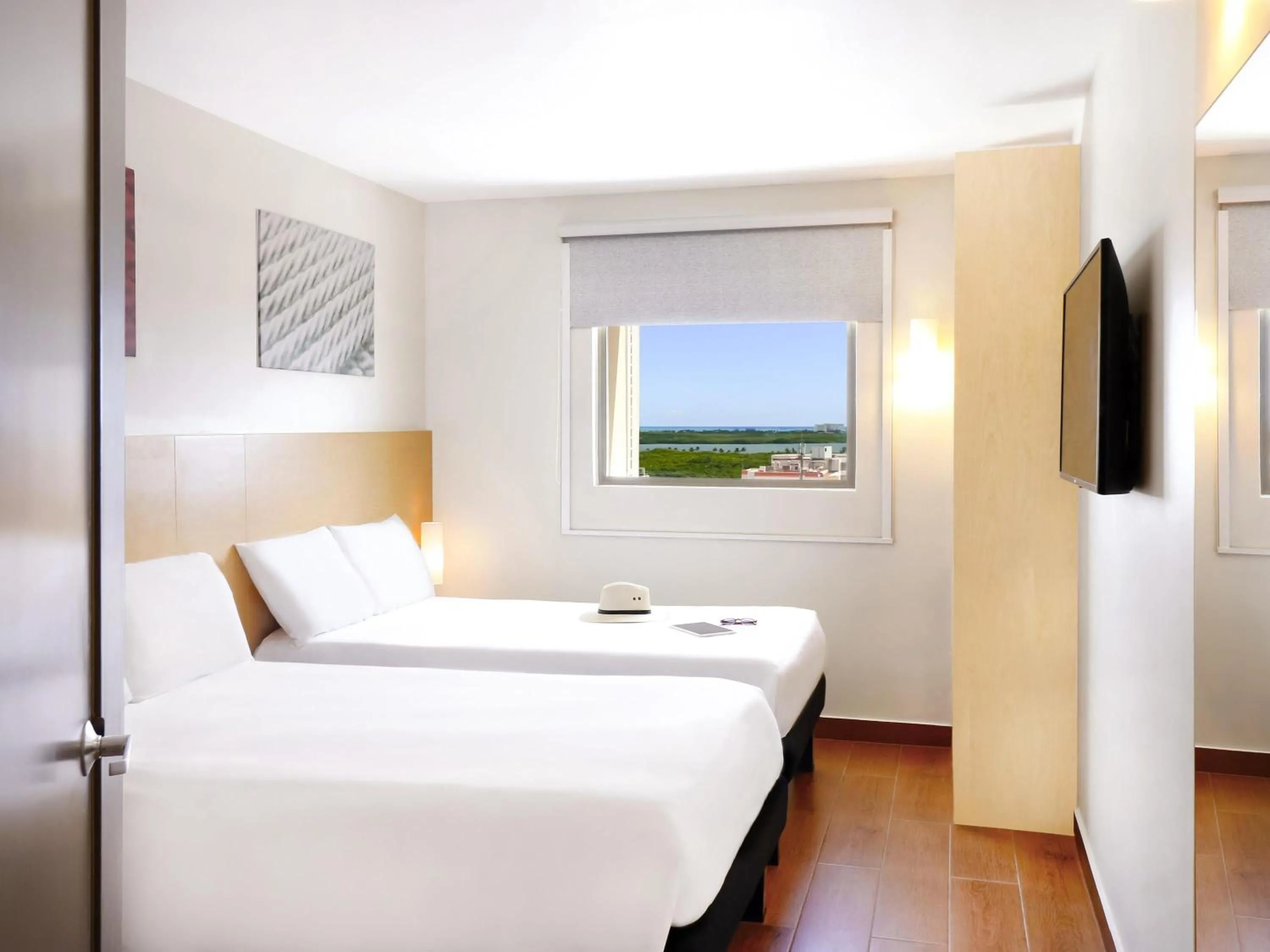 Bedroom, Bed in Ibis Cancun Centro