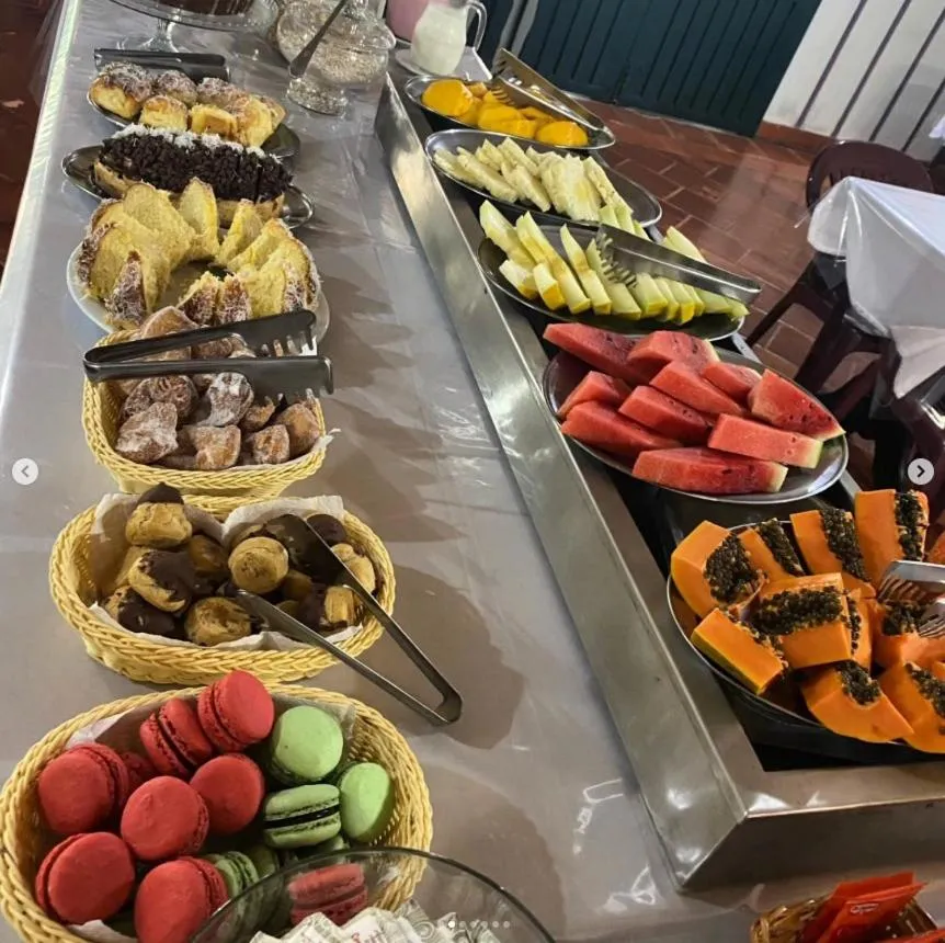 Buffet breakfast in Mirágua Refugios Pousada