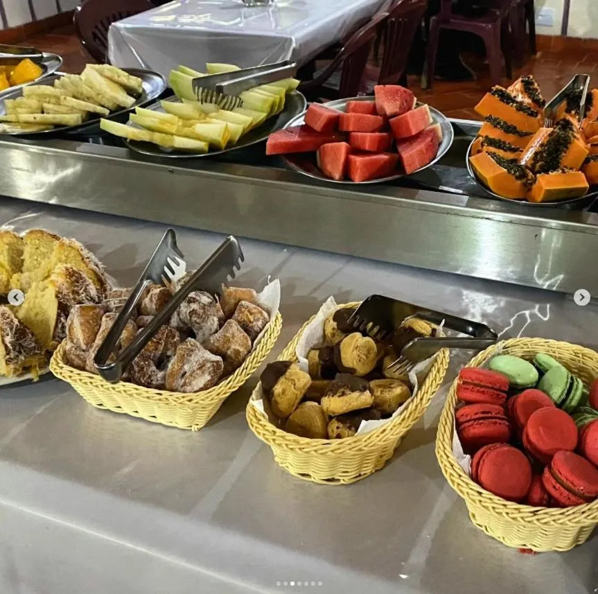 Buffet breakfast in Mirágua Refugios Pousada