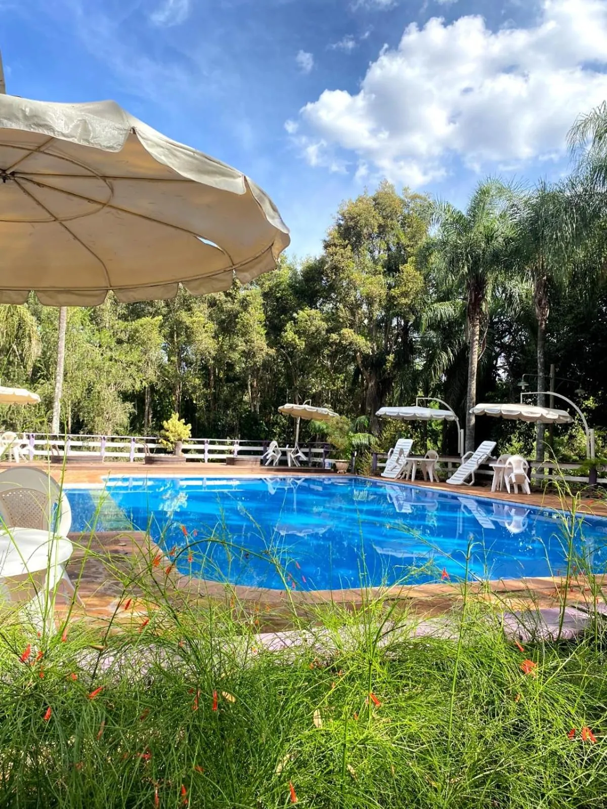 Swimming pool in Mirágua Refugios Pousada