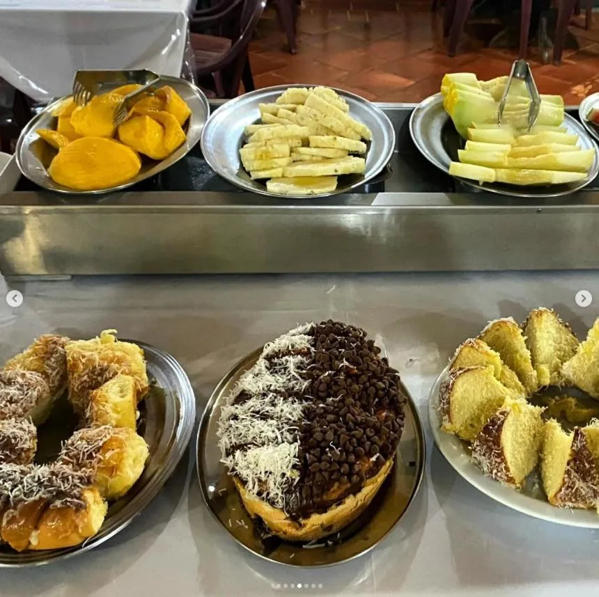Buffet breakfast in Mirágua Refugios Pousada