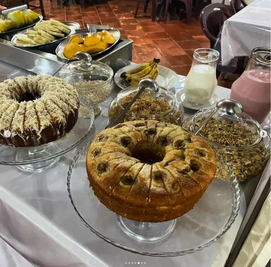 Buffet breakfast in Mirágua Refugios Pousada