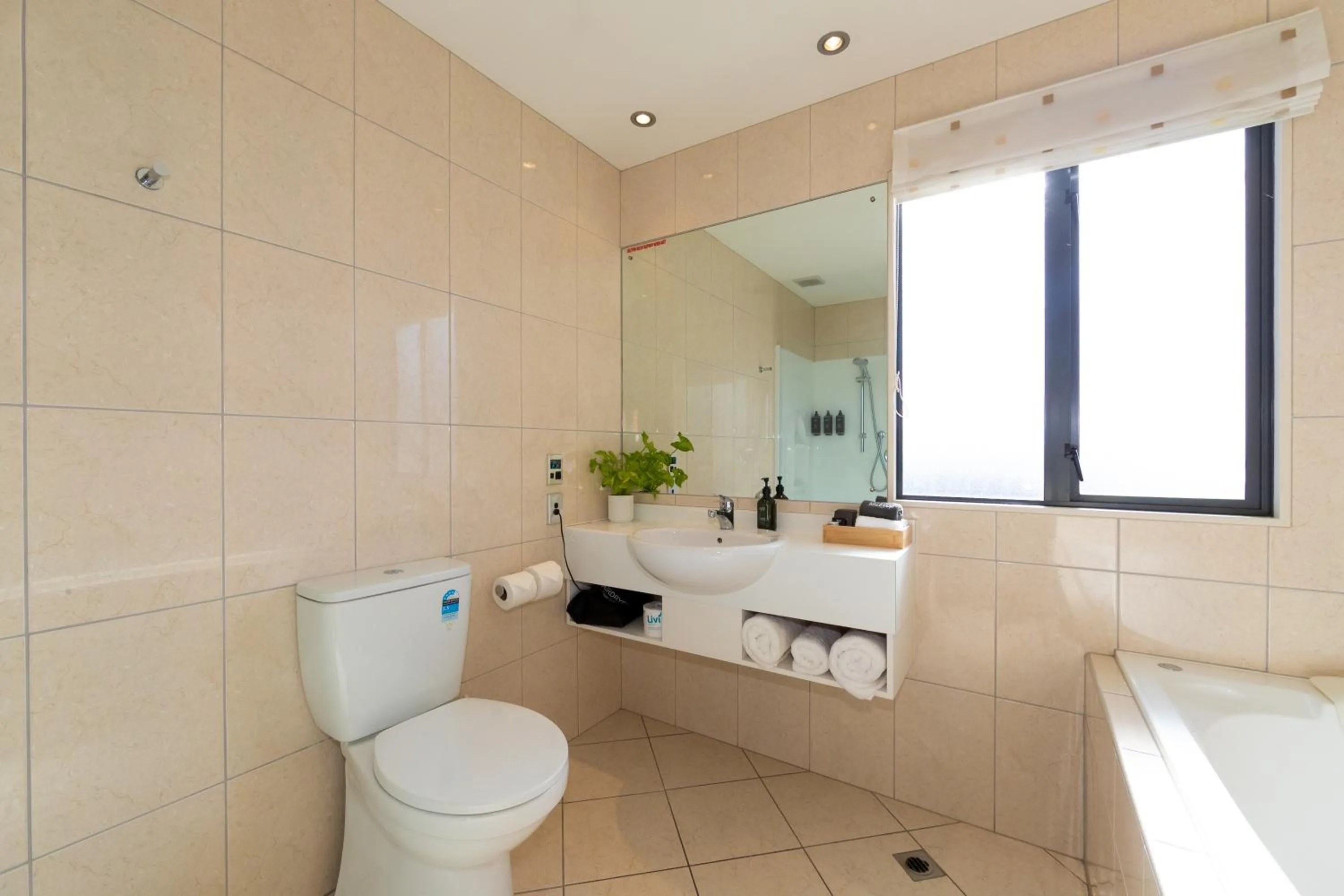 Bathroom in Harvest Lodge Motel