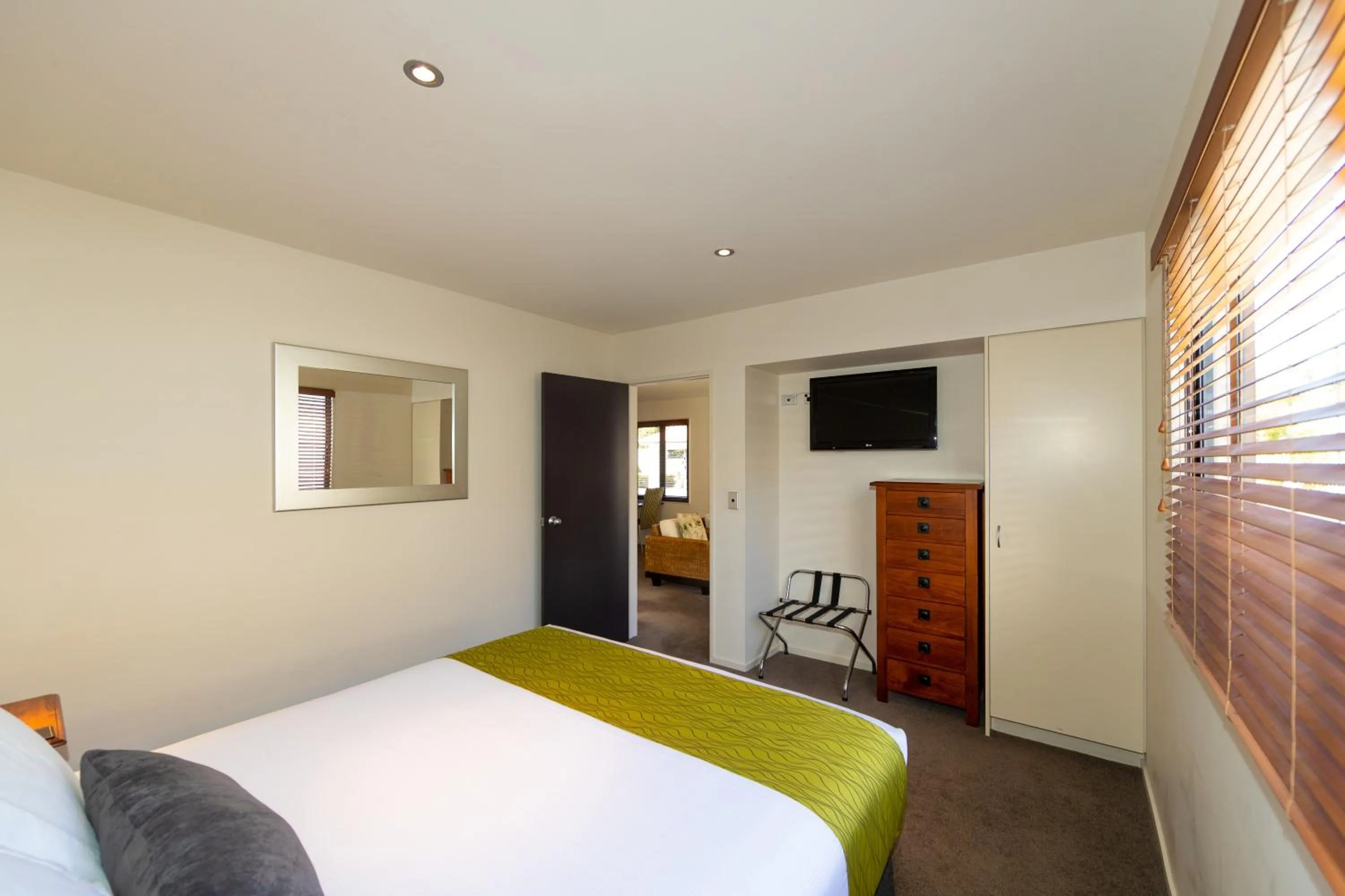 Bedroom, Bed in Harvest Lodge Motel