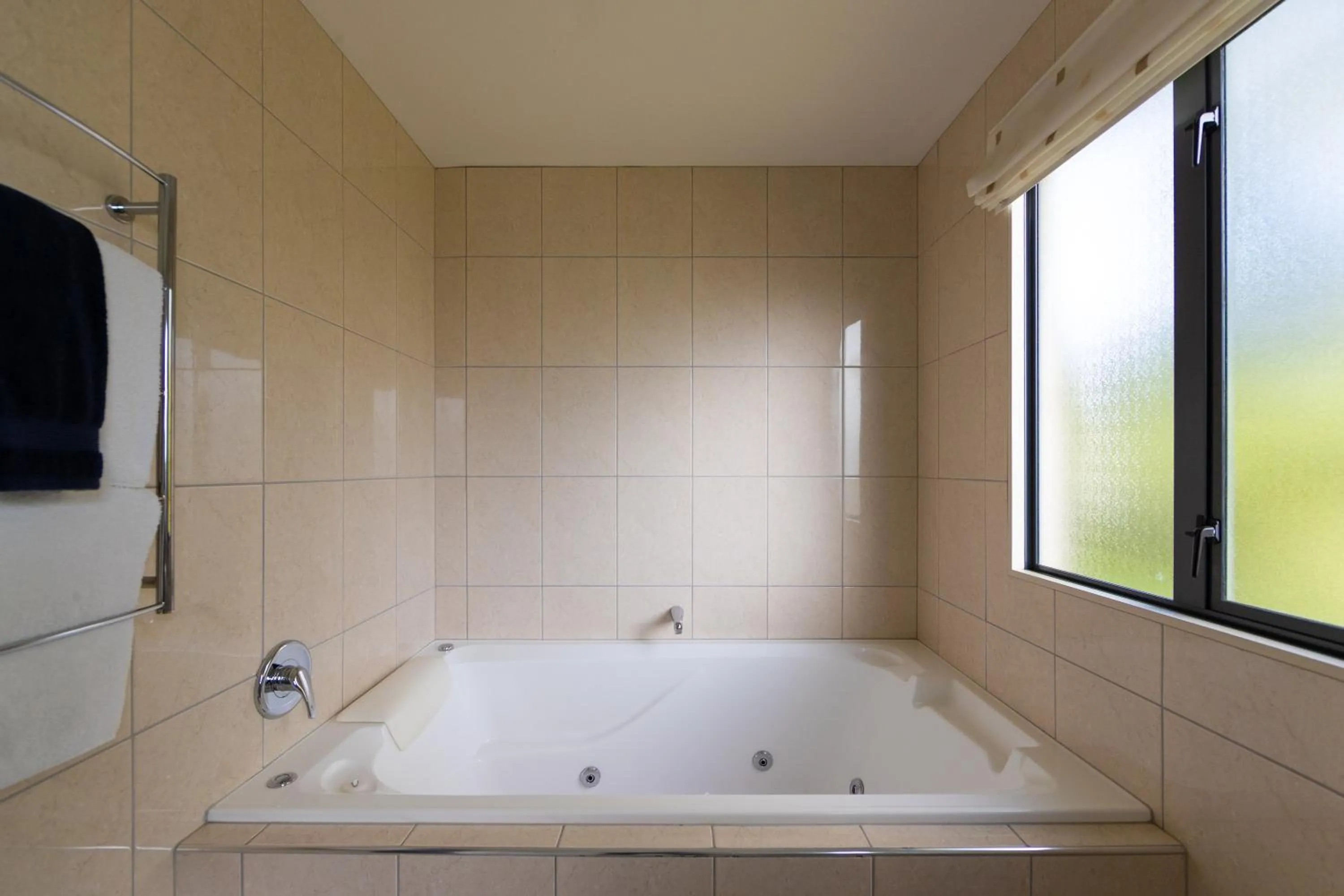 Bath in Harvest Lodge Motel