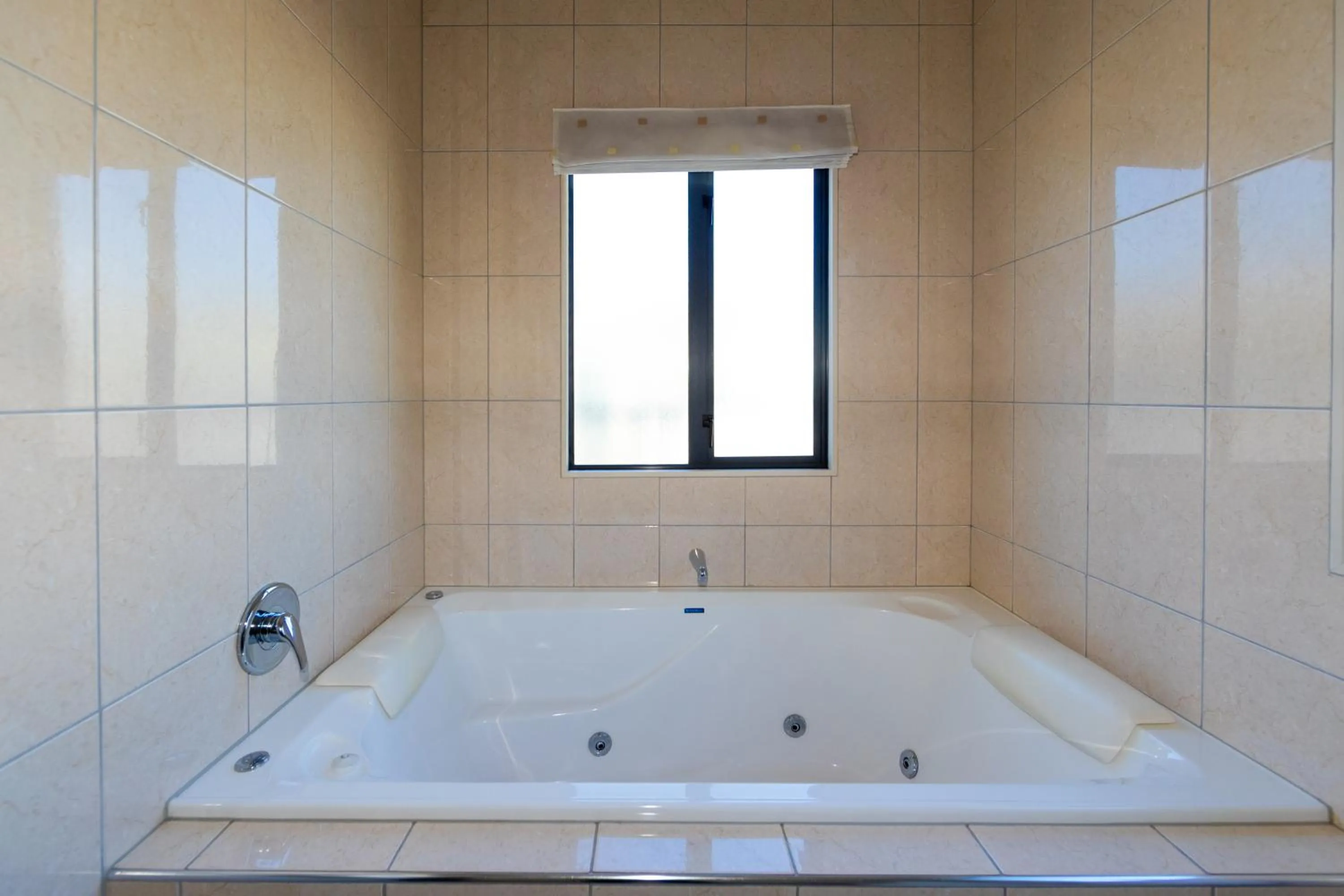 Bath in Harvest Lodge Motel