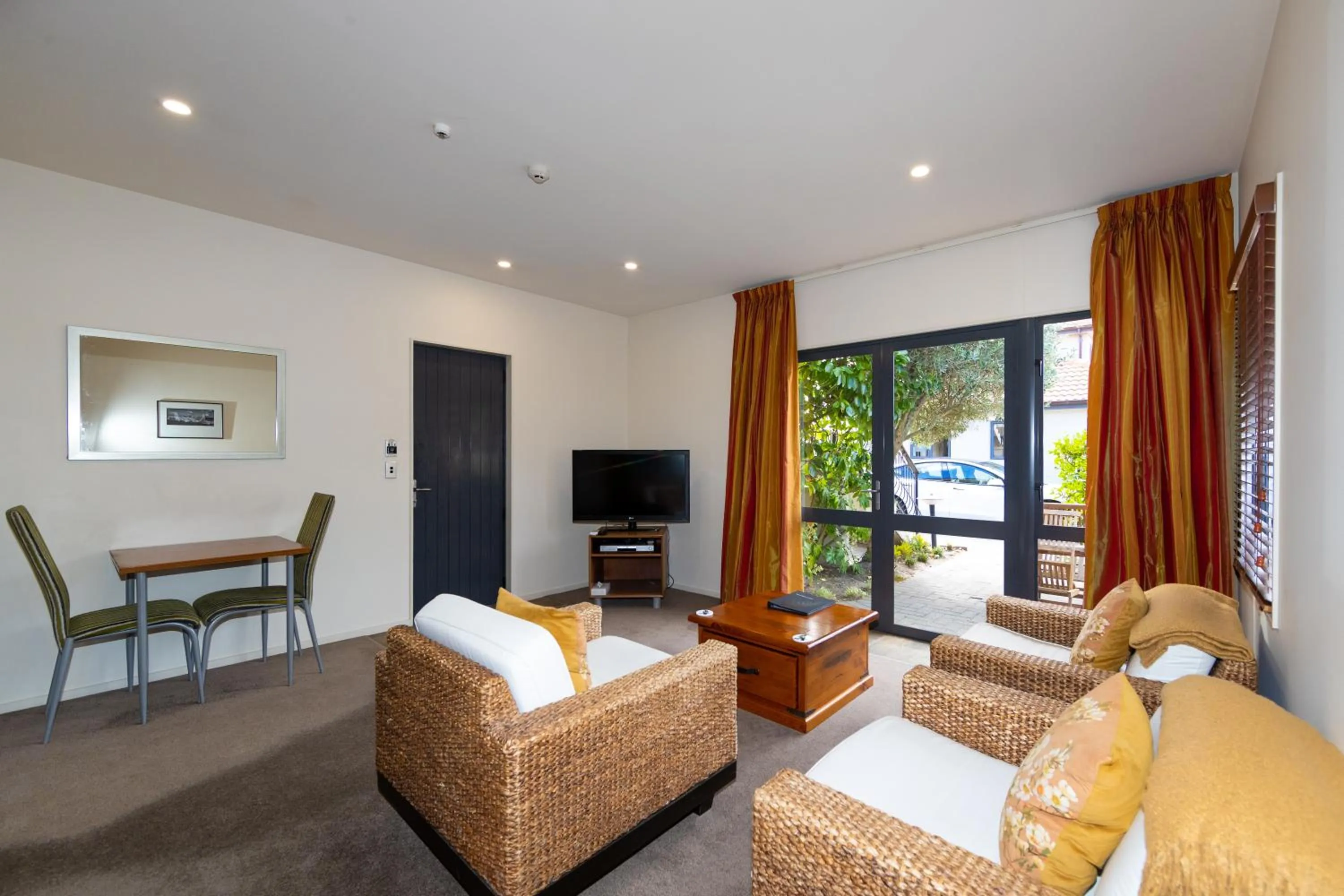 Living room, Bed in Harvest Lodge Motel