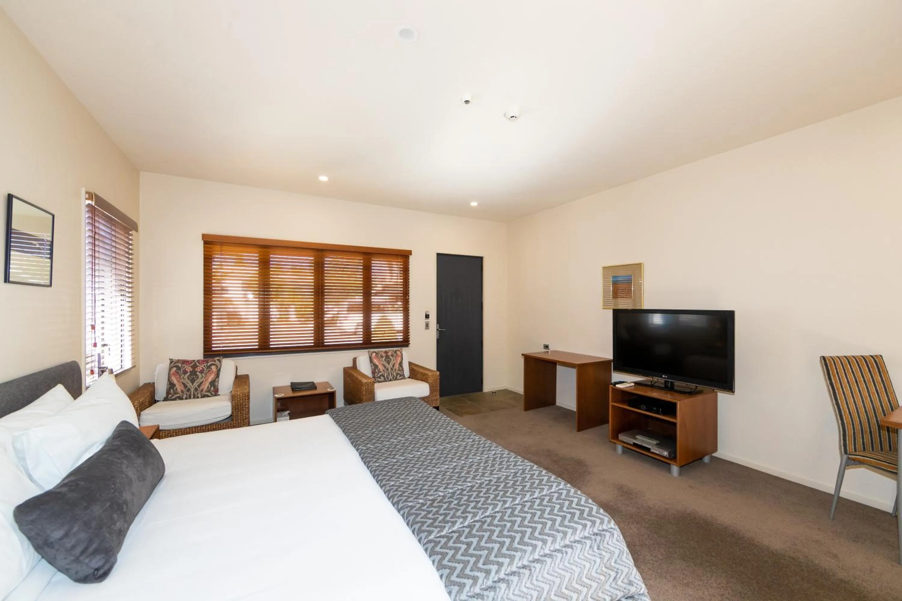 Photo of the whole room, Bed in Harvest Lodge Motel