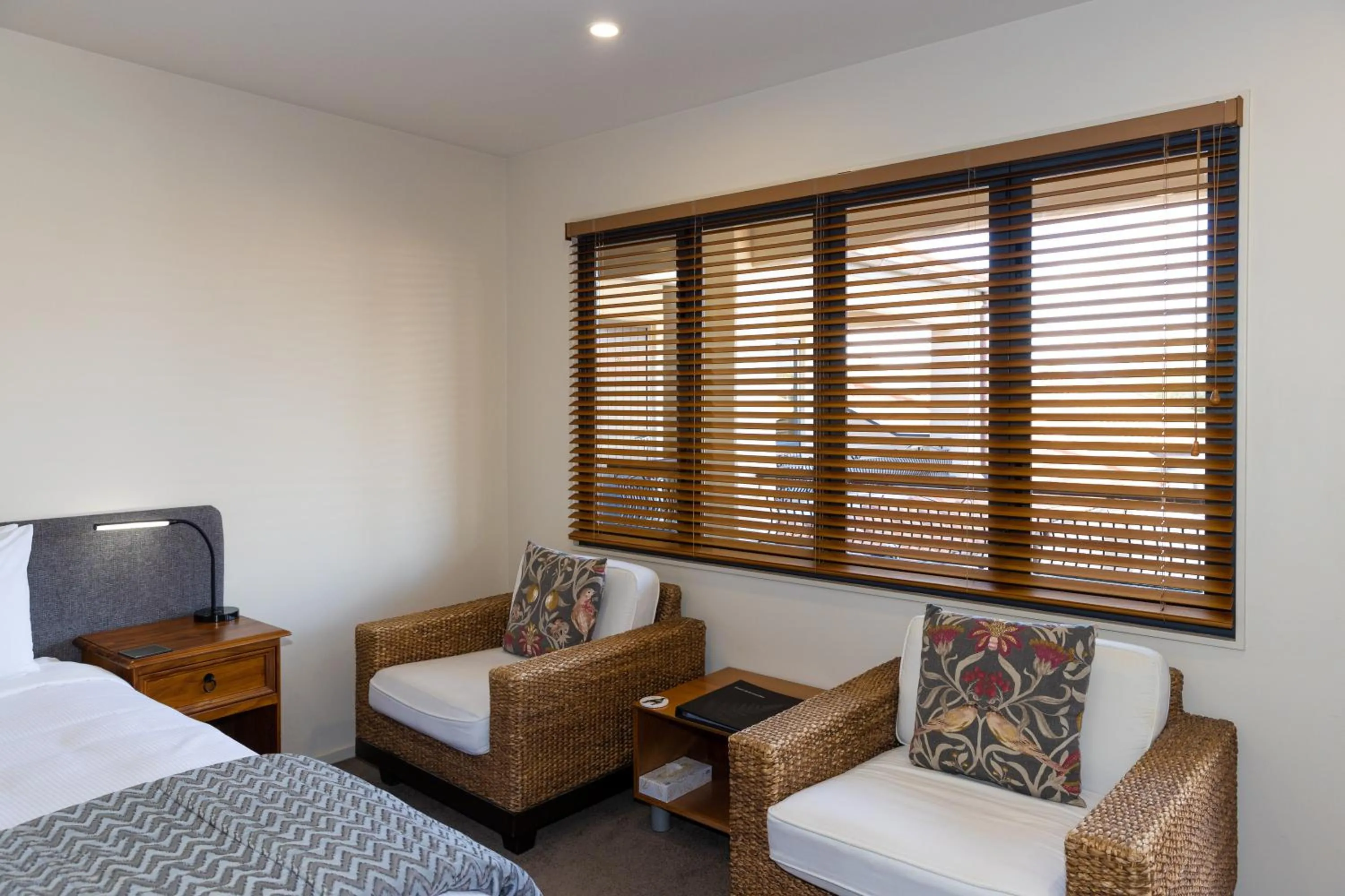 Seating area, Bed in Harvest Lodge Motel