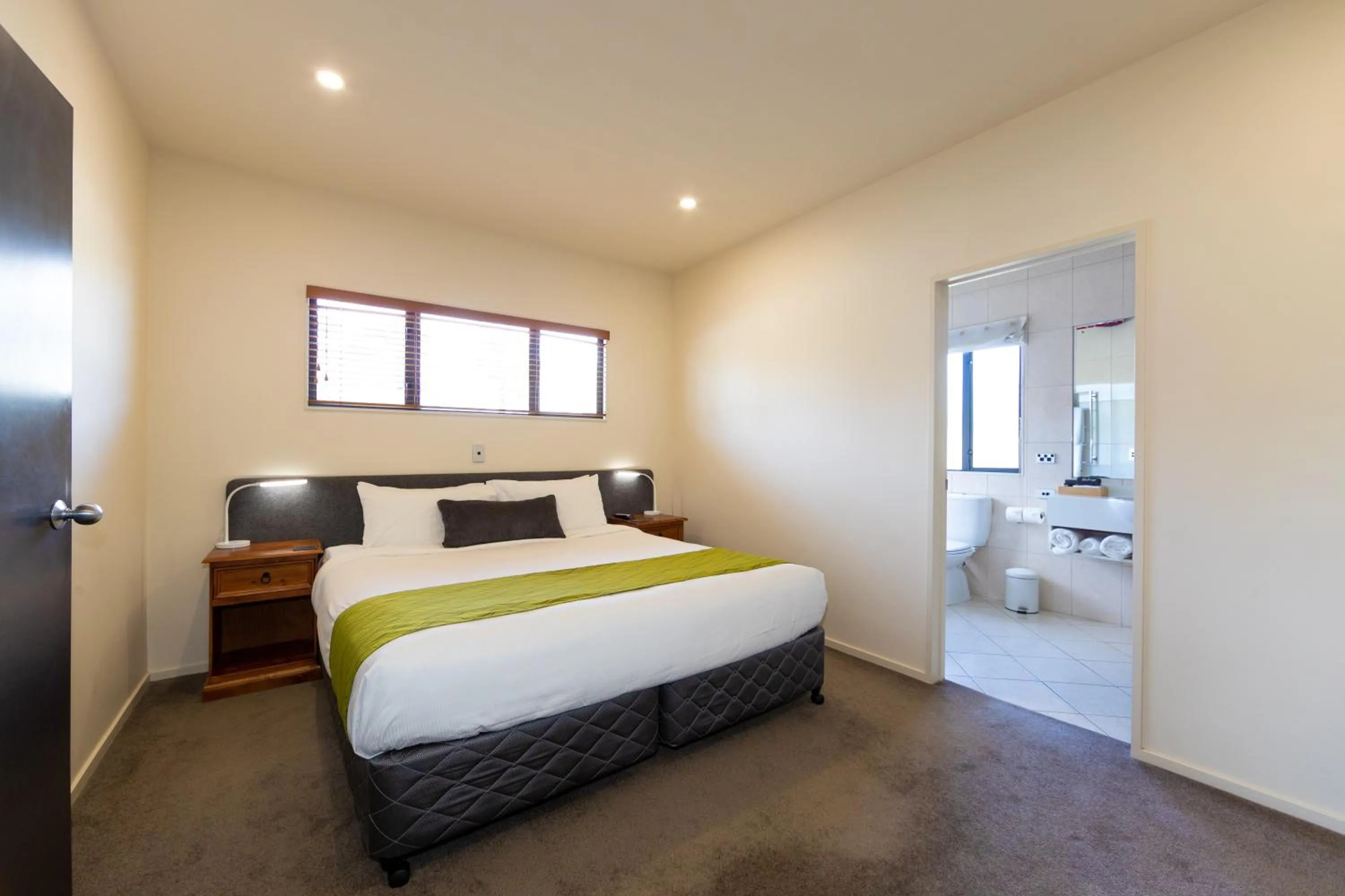 Bedroom, Bed in Harvest Lodge Motel