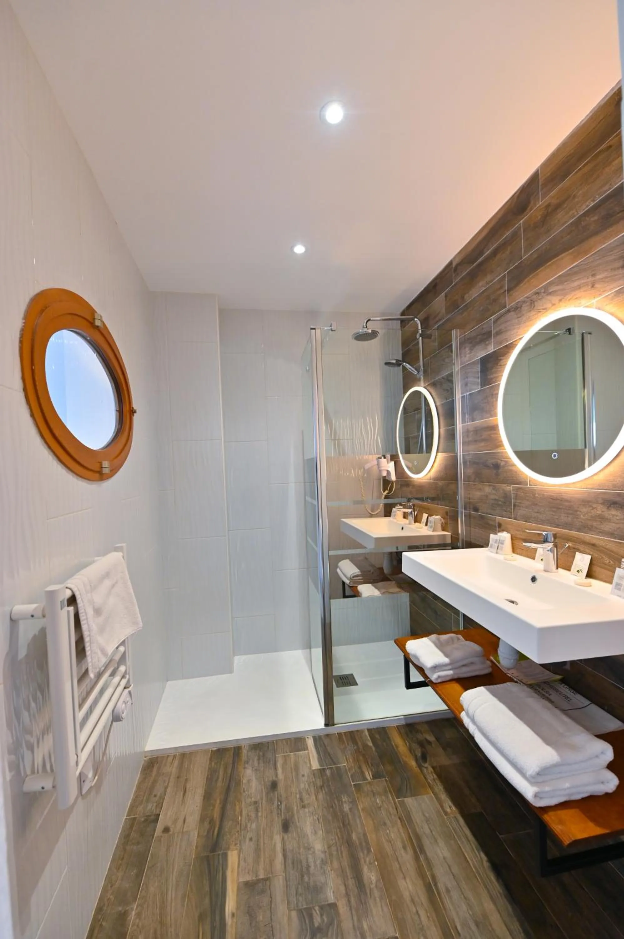 Shower in Le Catalan