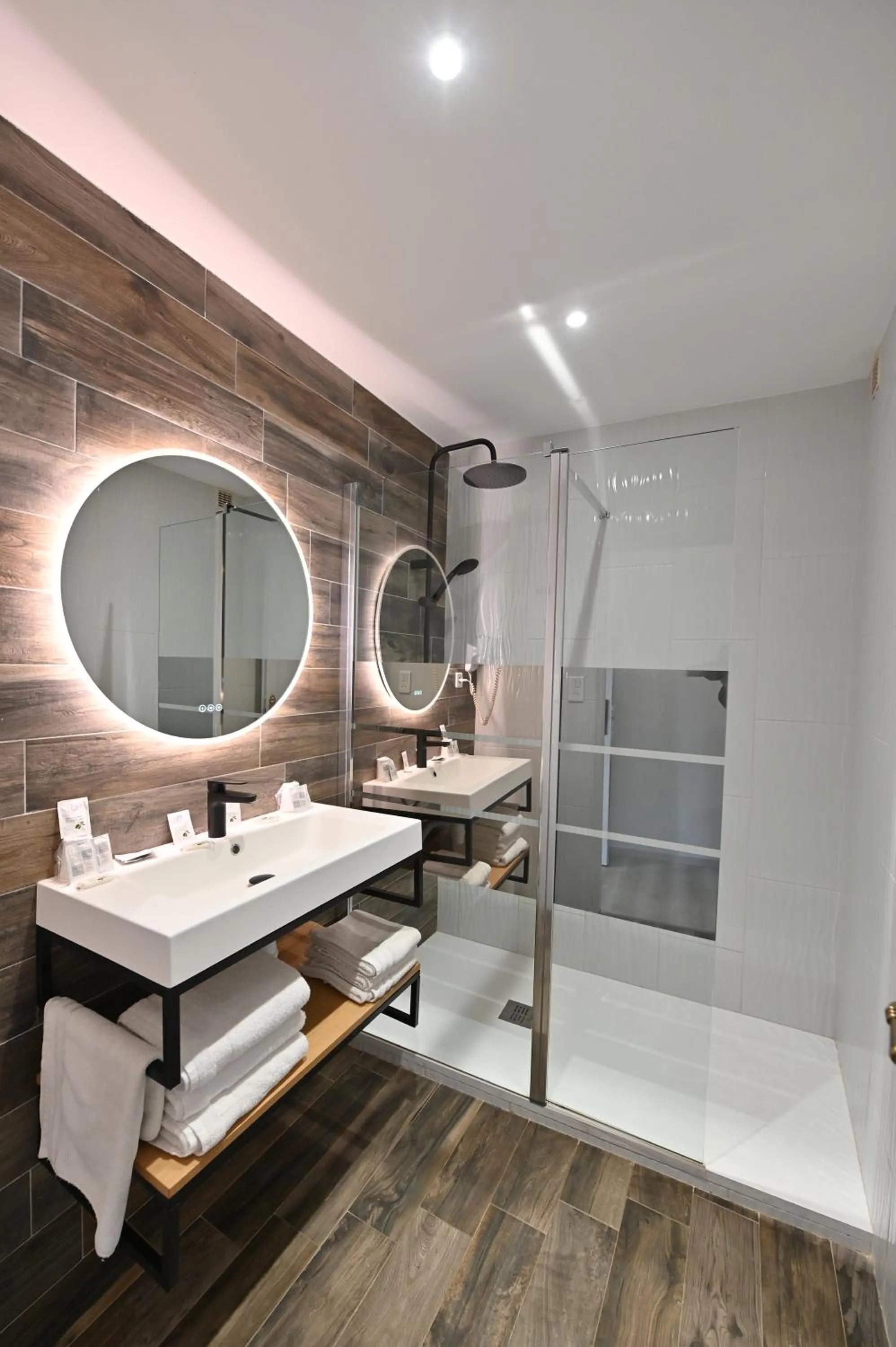 Shower in Le Catalan