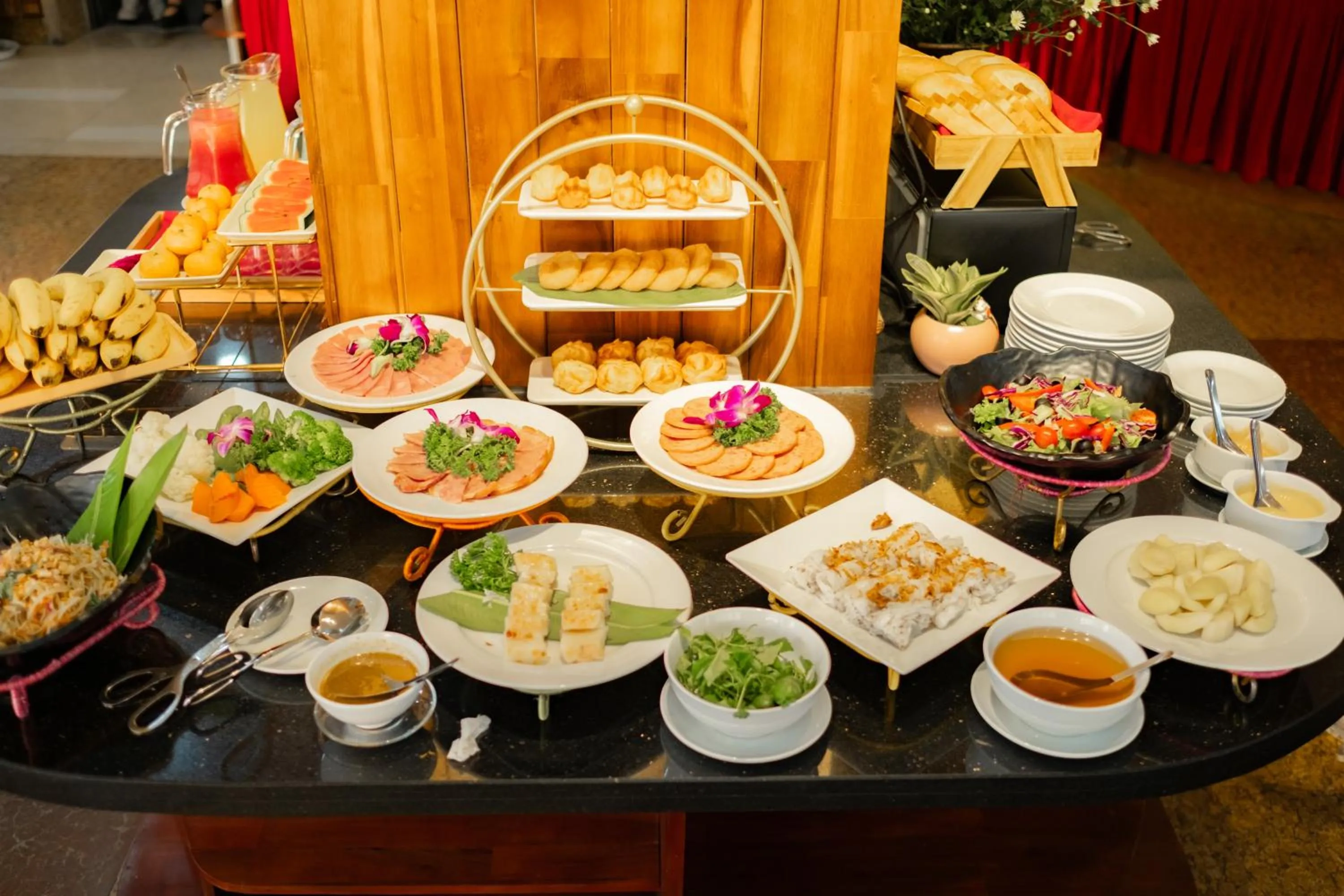 Restaurant/places to eat in Sunset Westlake Hanoi Hotel