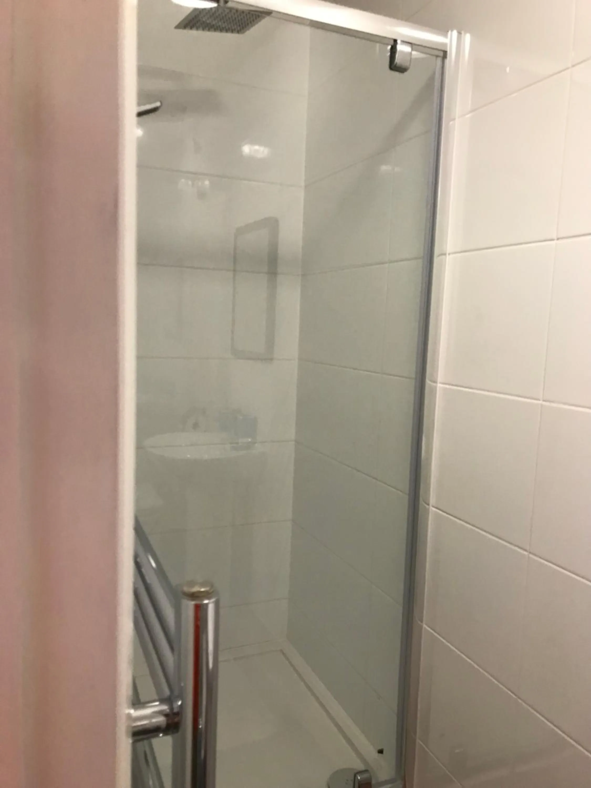 Shower in Oxford Bed and Breakfast