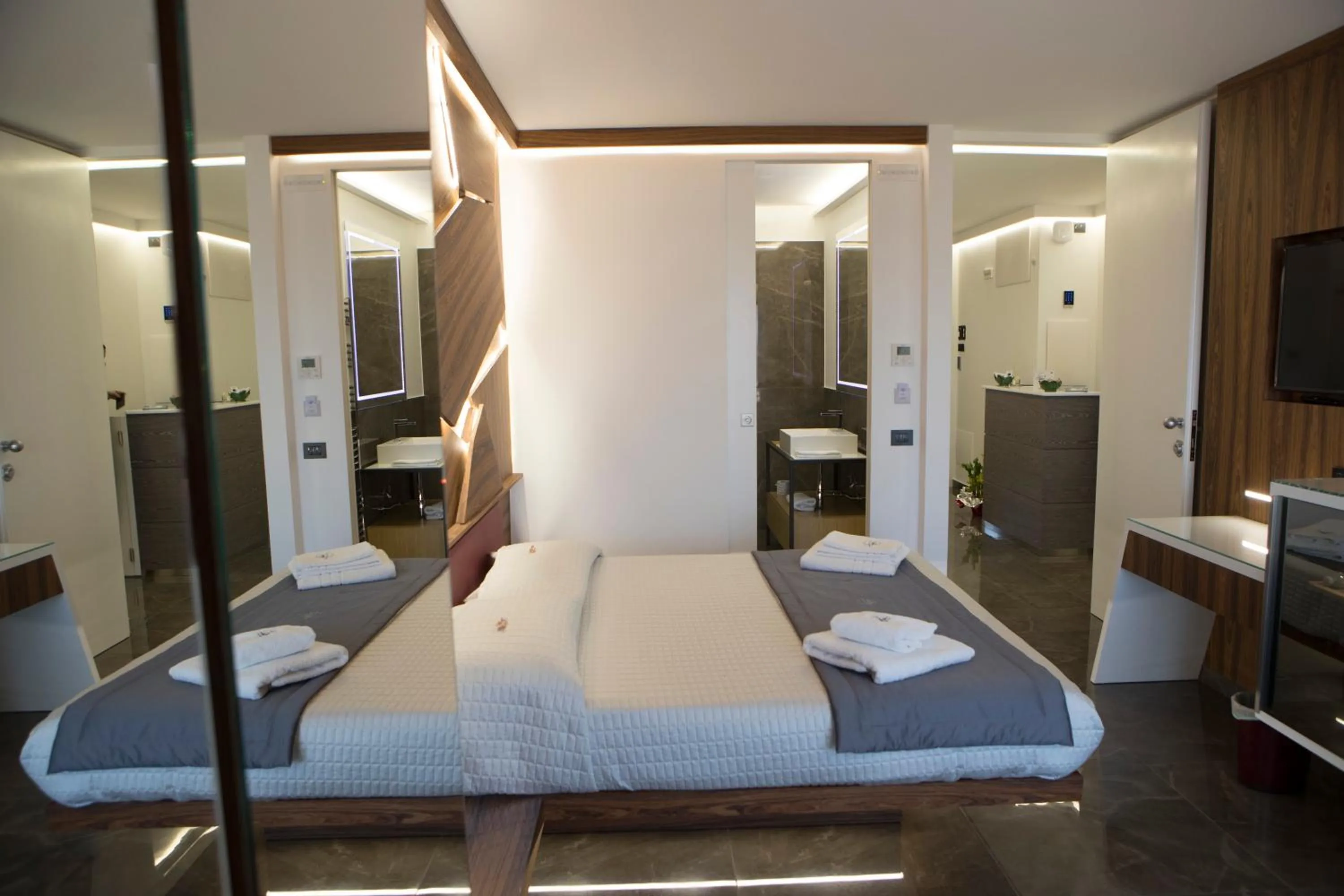 Photo of the whole room, Bed in Upper - Boutique Hotel