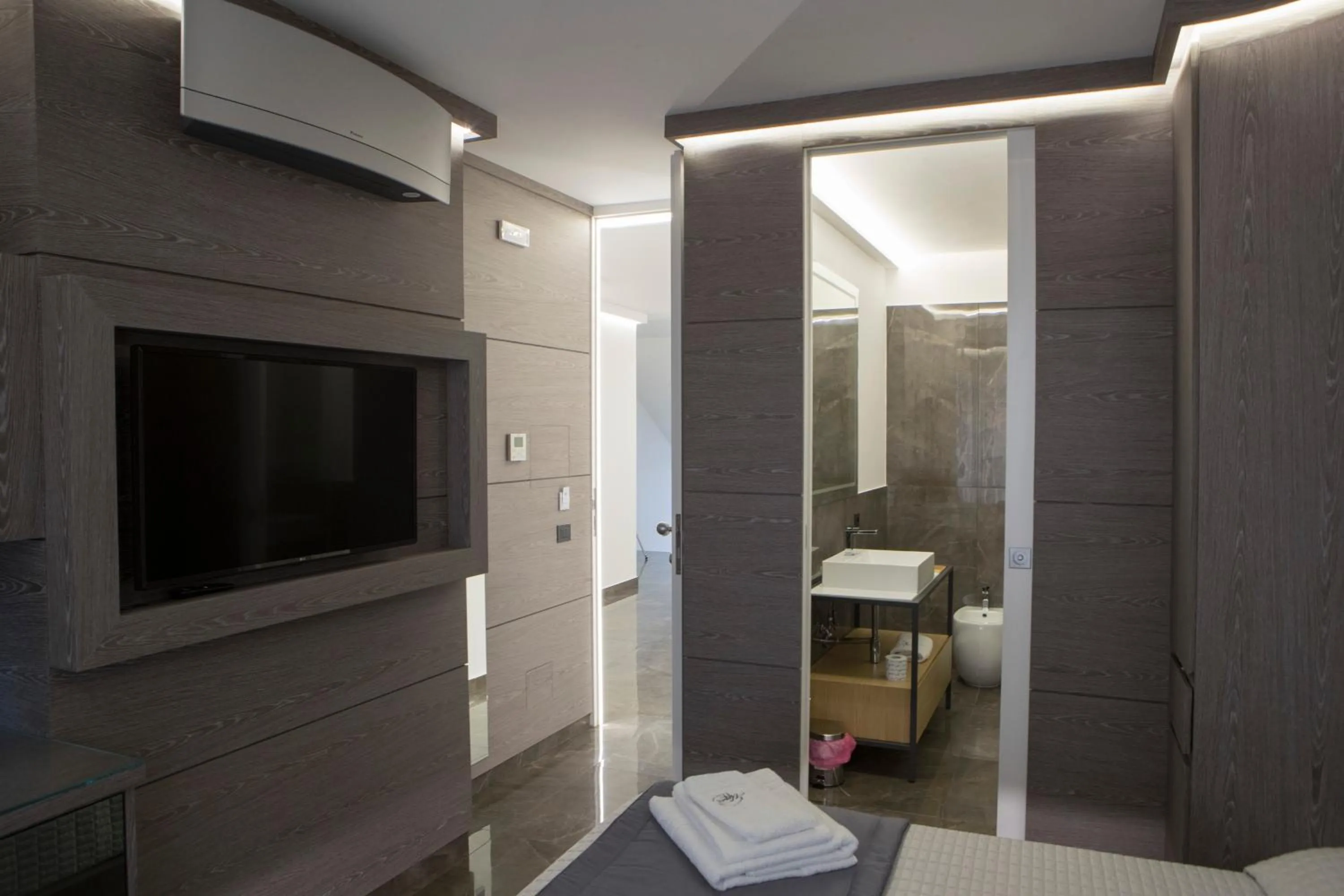 Bathroom, Bed in Upper - Boutique Hotel