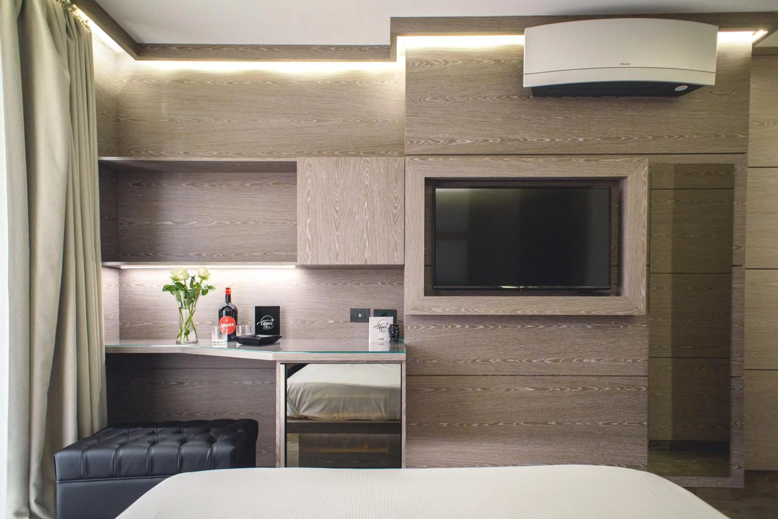 Coffee/tea facilities, Bed in Upper - Boutique Hotel