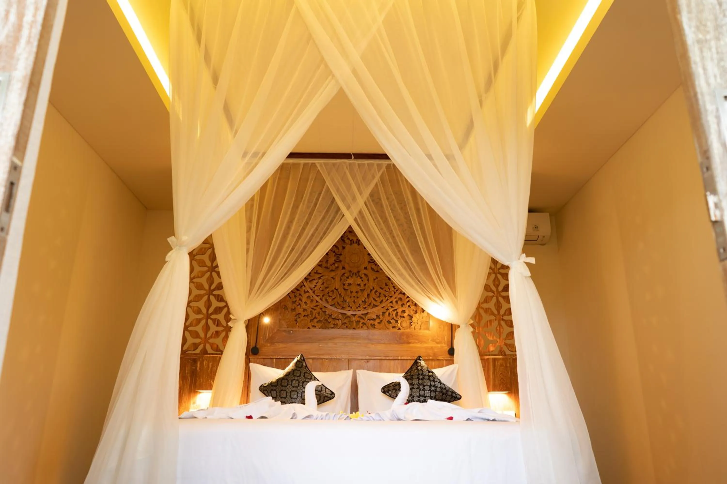 Bed in Ubud Inn Cottage by Prasi