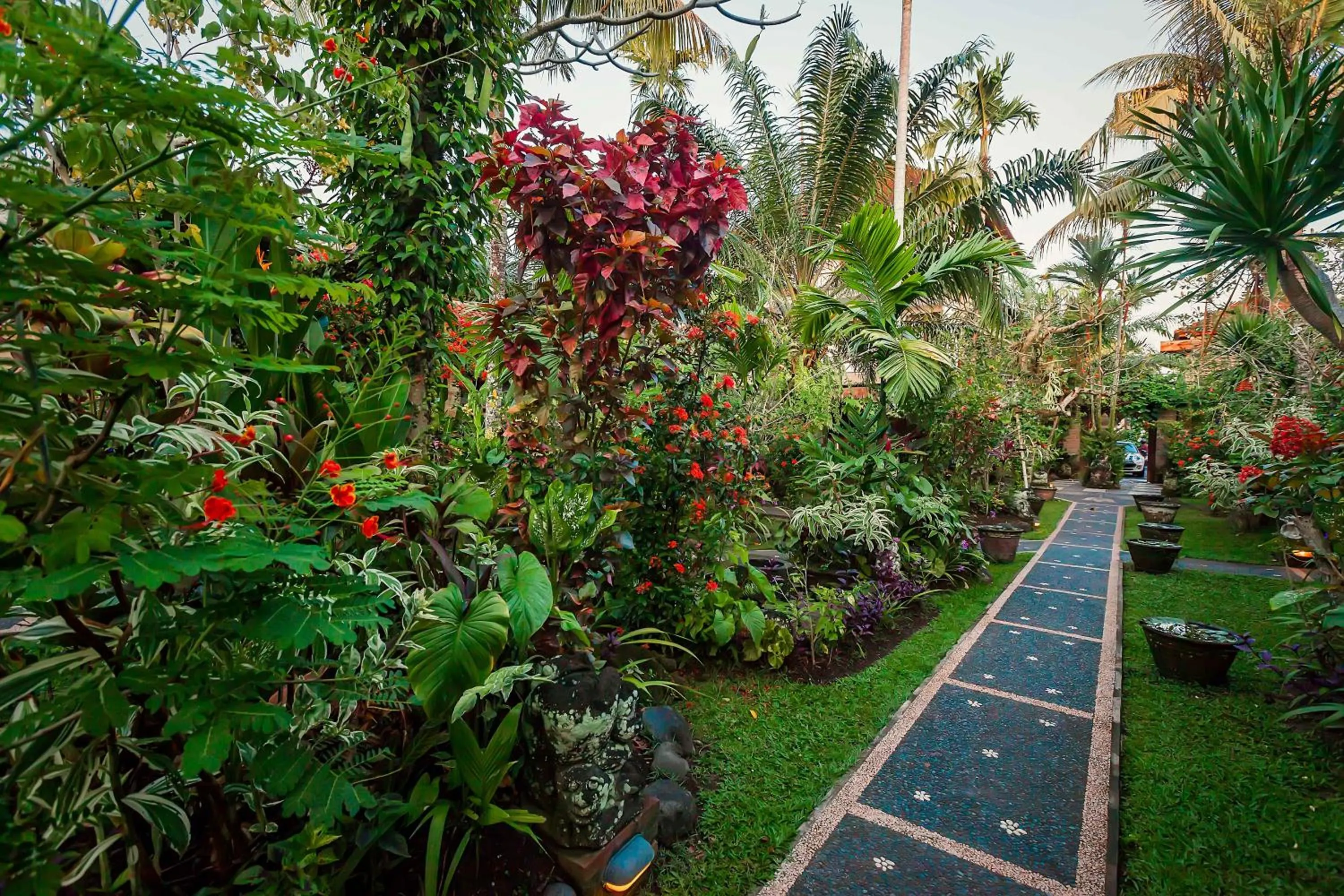 Garden in Ubud Inn Cottage by Prasi