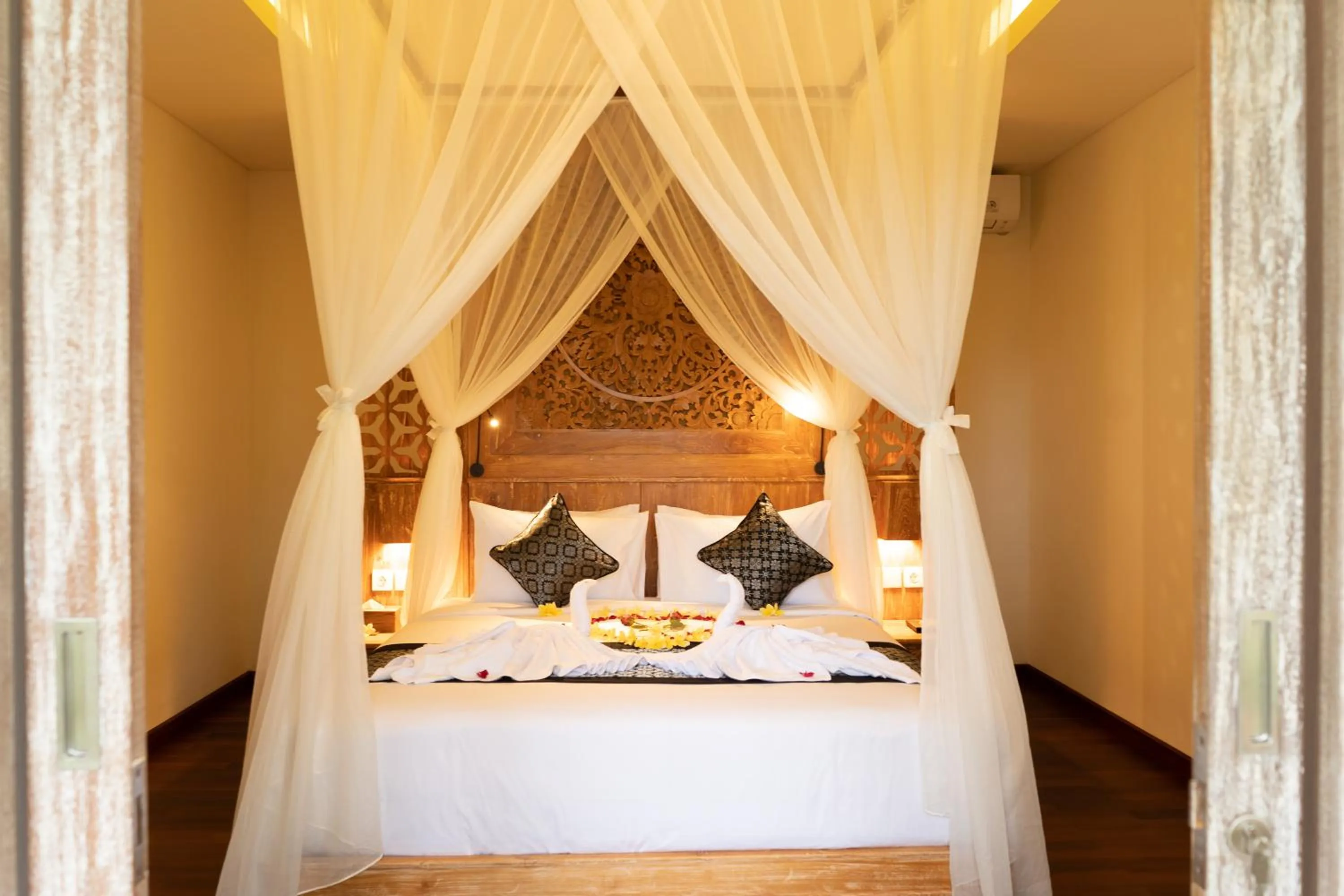 Bed in Ubud Inn Cottage by Prasi