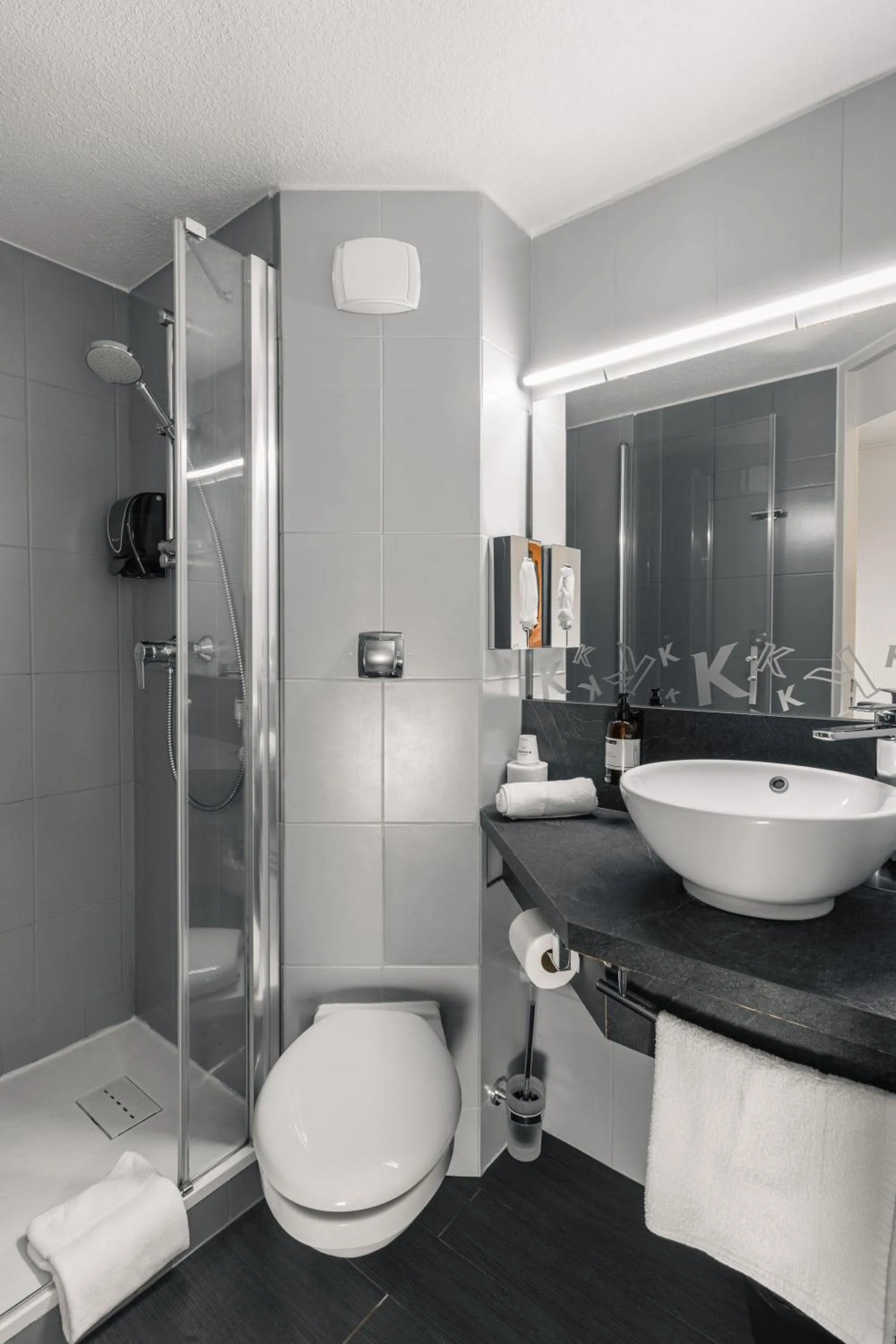 Bathroom in Kyriad Saint Brieuc - Tregueux