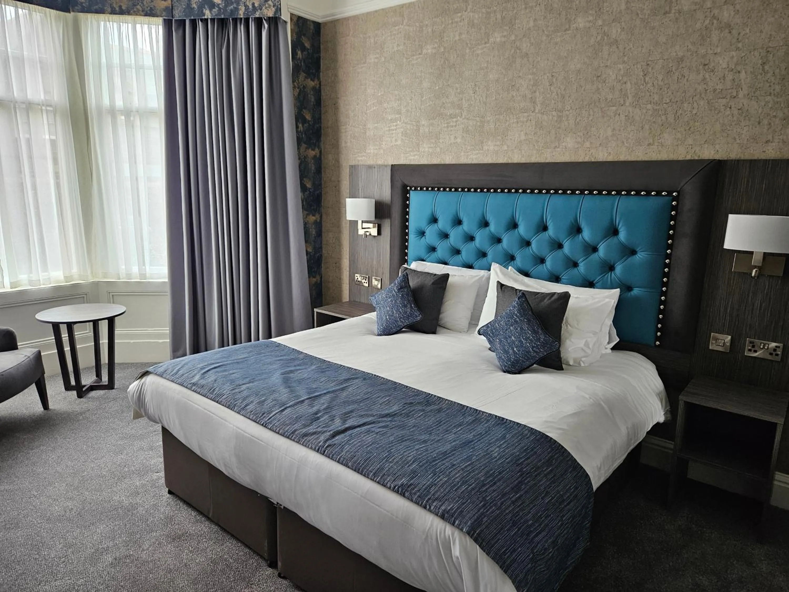 Seating area, Bed in Dunmuir Hotel