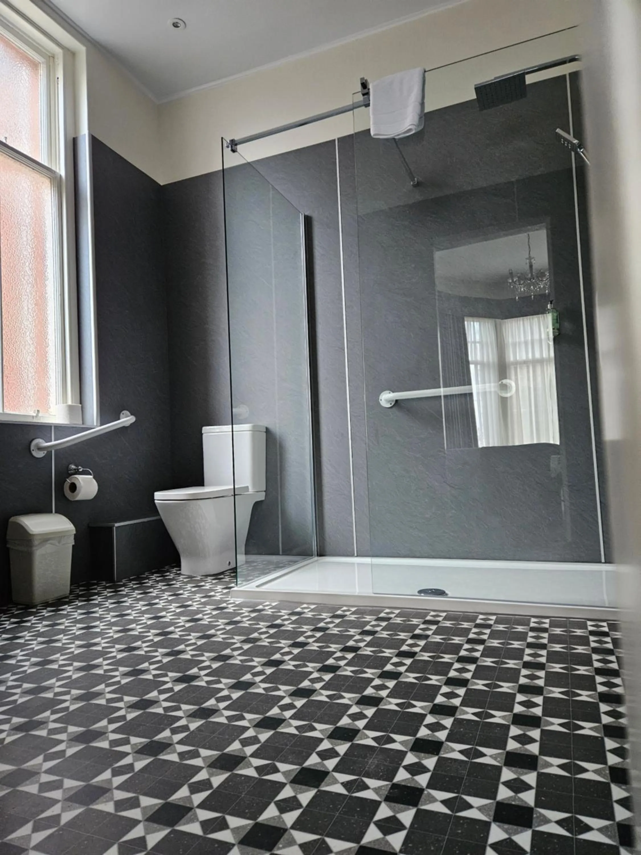 Shower in Dunmuir Hotel