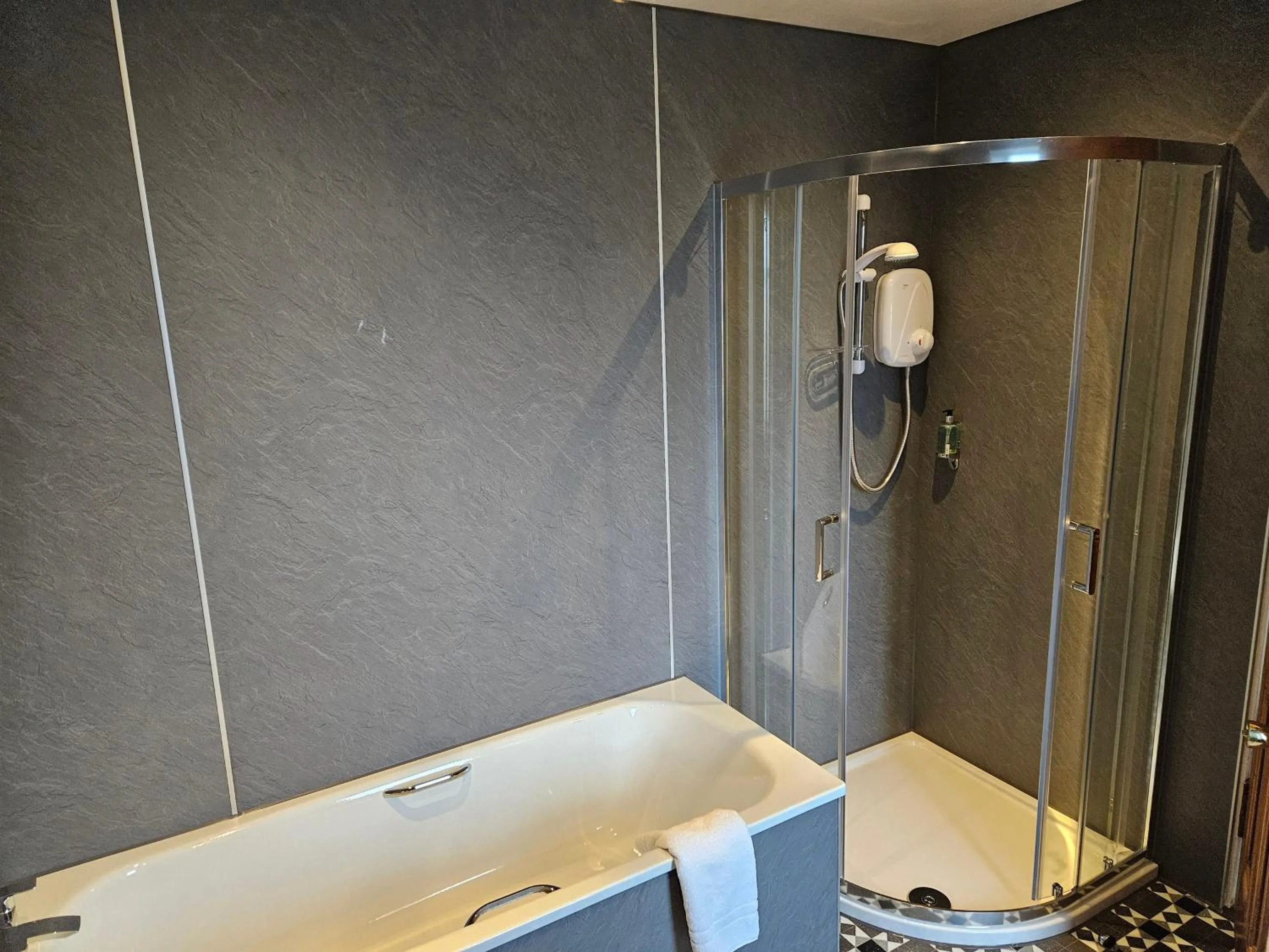 Shower in Dunmuir Hotel