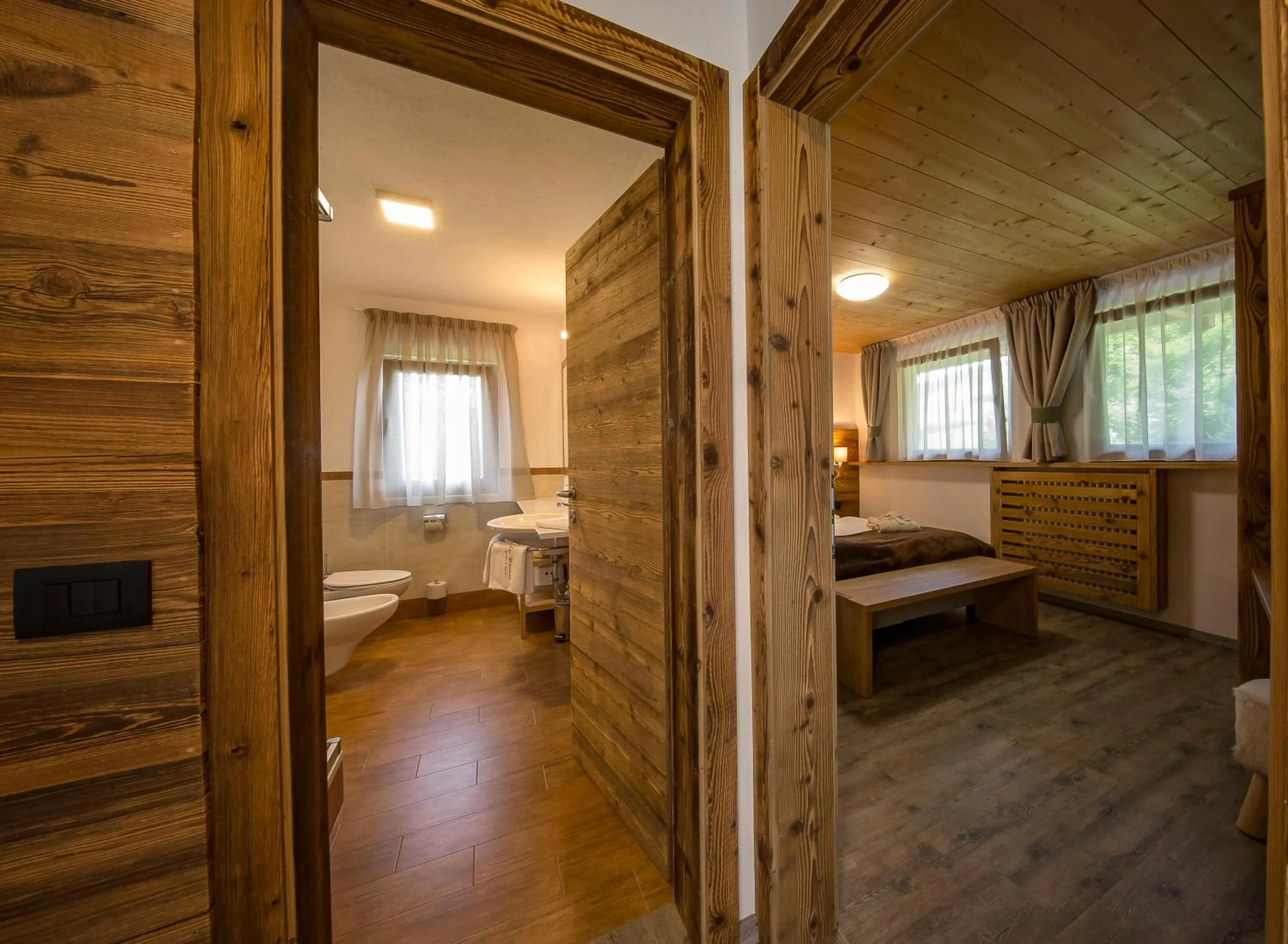 Bathroom, Bed in La Bercia Alpine Lodge & Spa