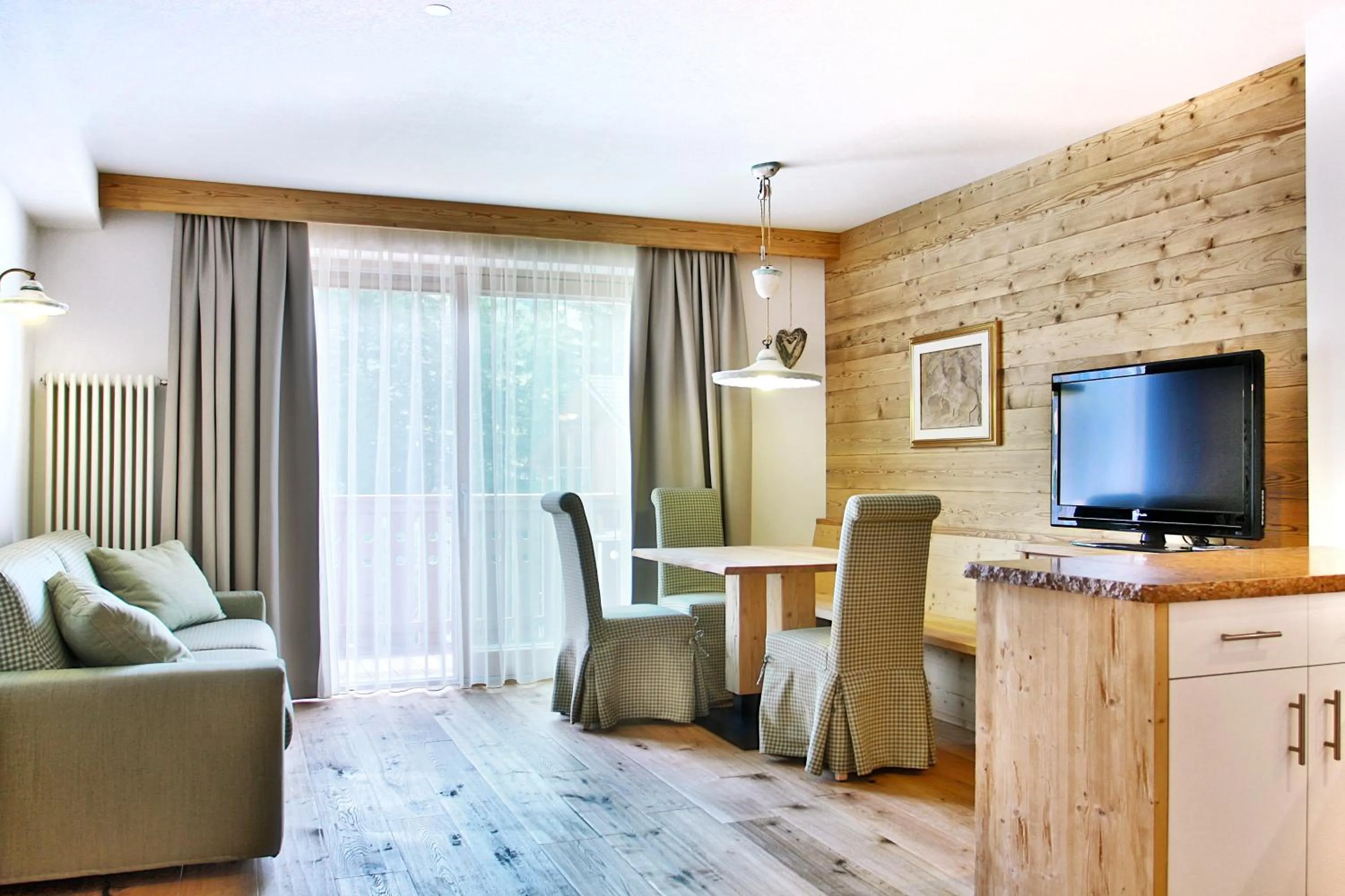Dining area in La Bercia Alpine Lodge & Spa