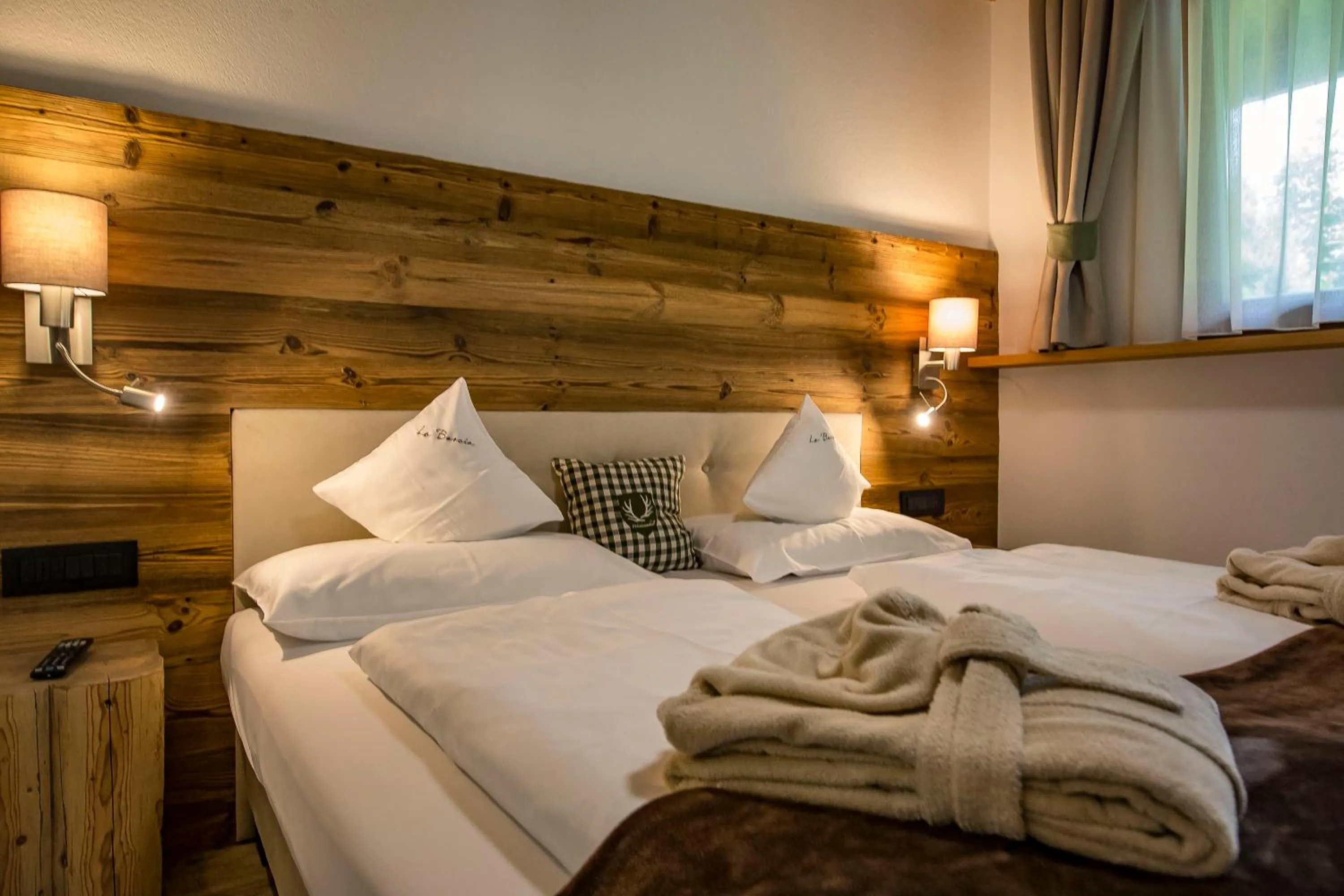 Bedroom, Bed in La Bercia Alpine Lodge & Spa