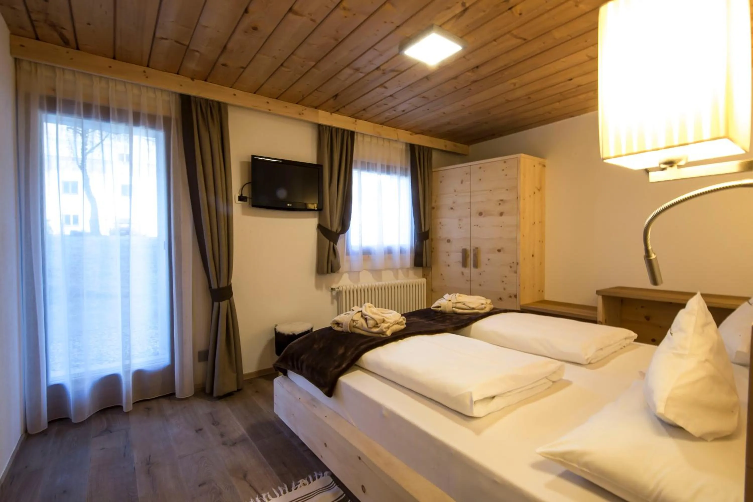 Bedroom, Bed in La Bercia Alpine Lodge & Spa